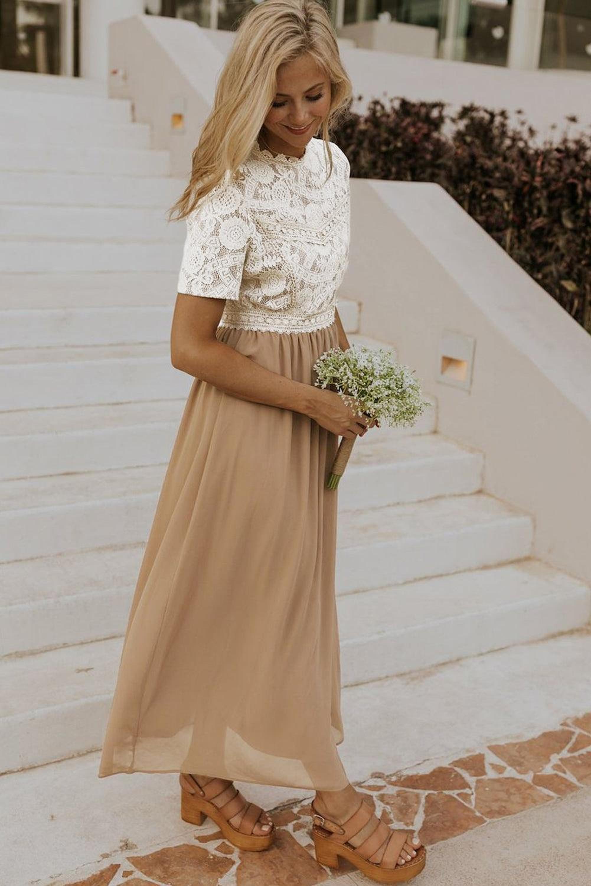 Robe longue élégante en chiffon avec un haut en dentelle