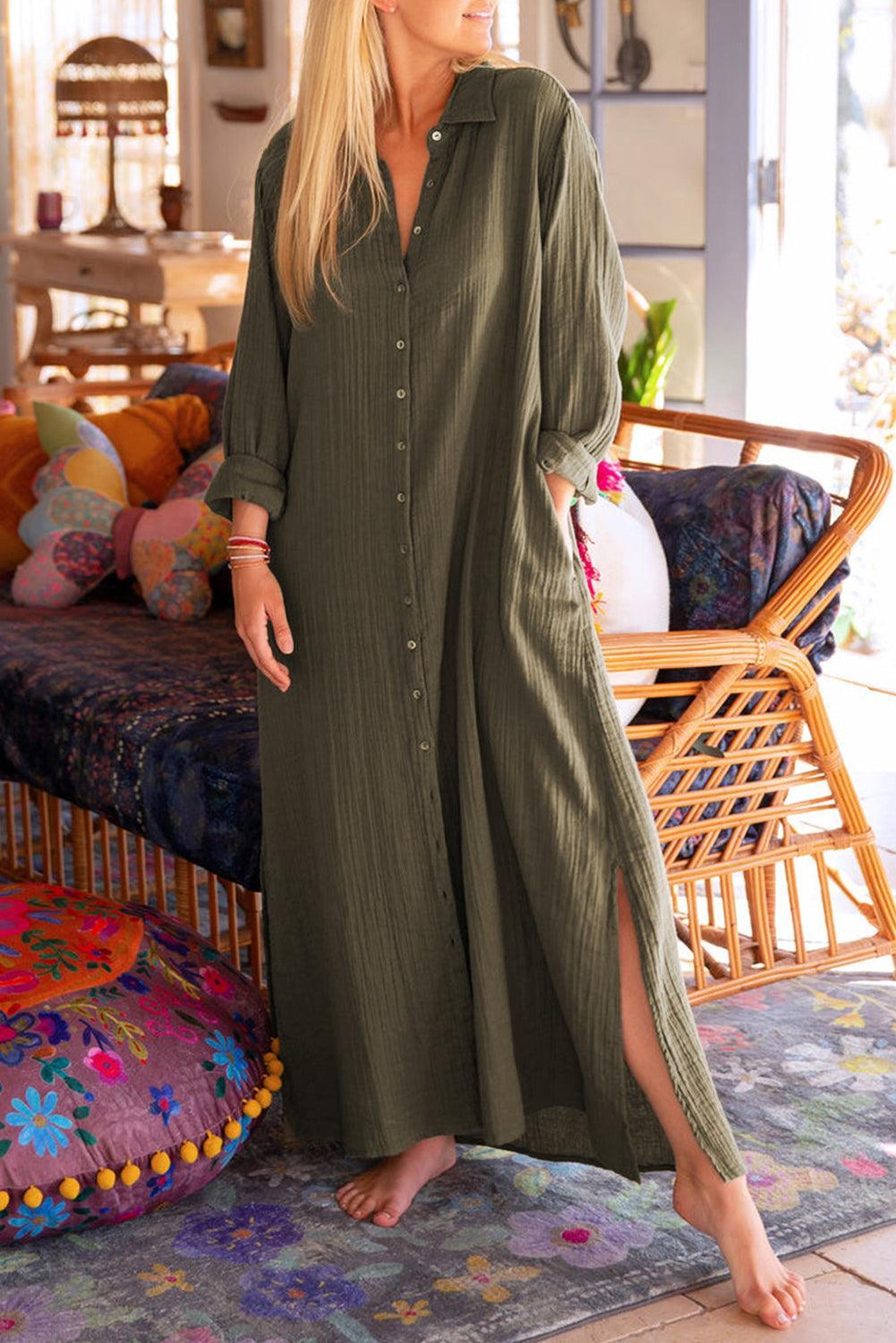 Robe maxi en crêpe avec boutons et fente élégante