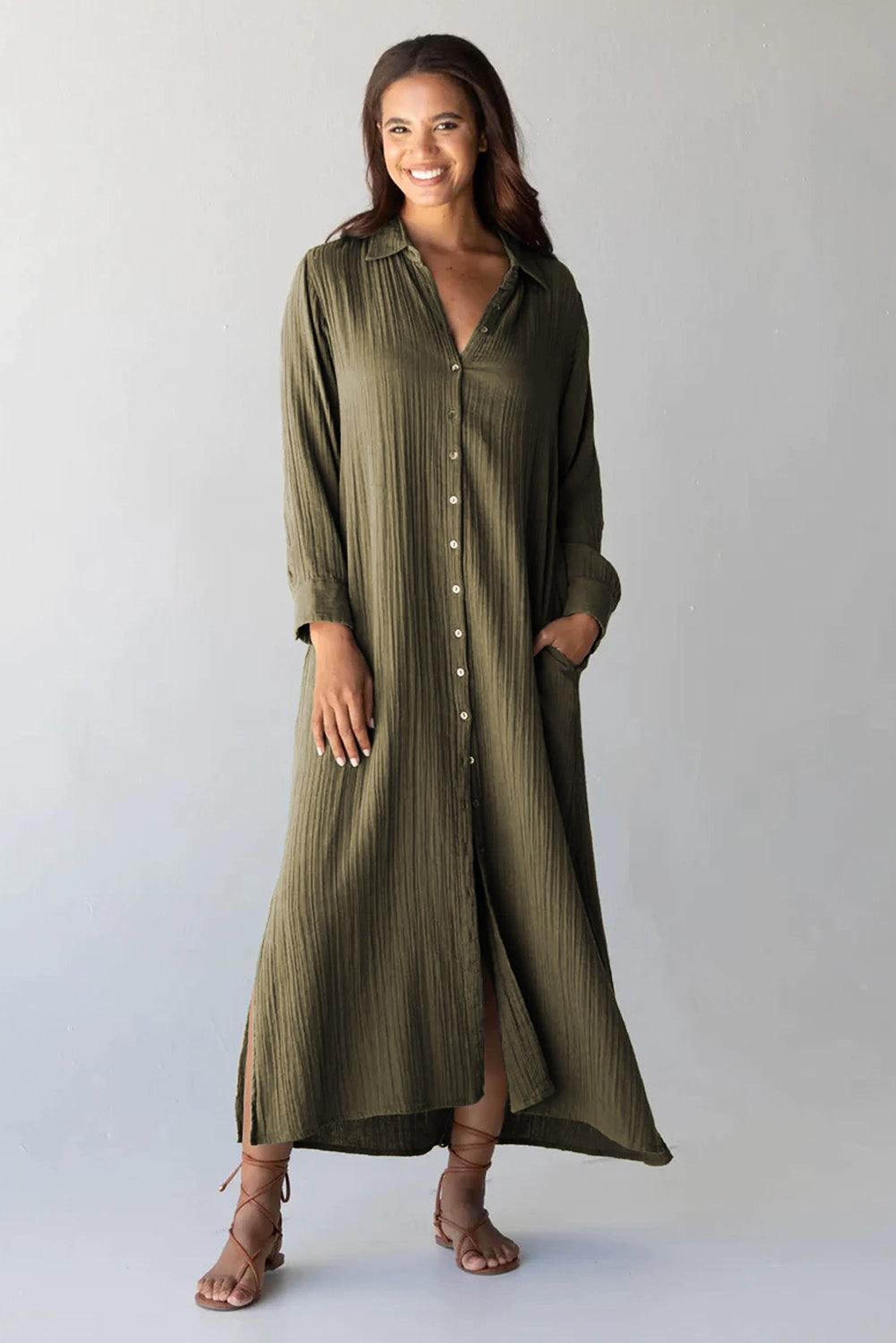 Robe maxi en crêpe avec boutons et fente élégante