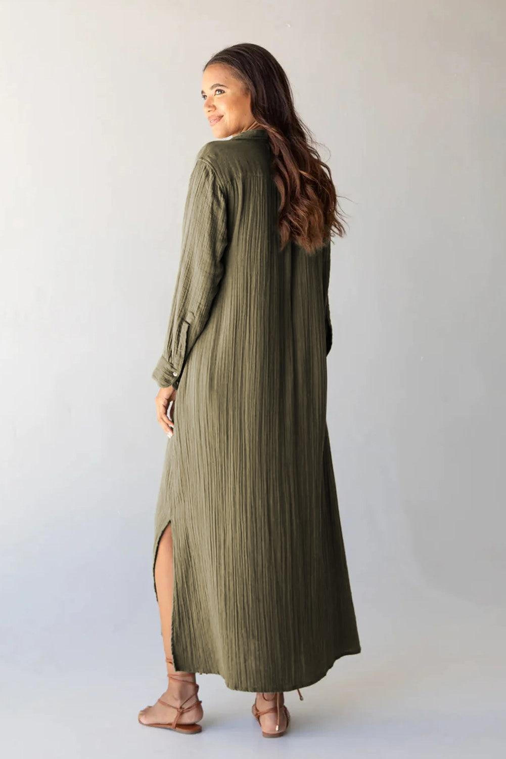 Robe maxi en crêpe avec boutons et fente élégante