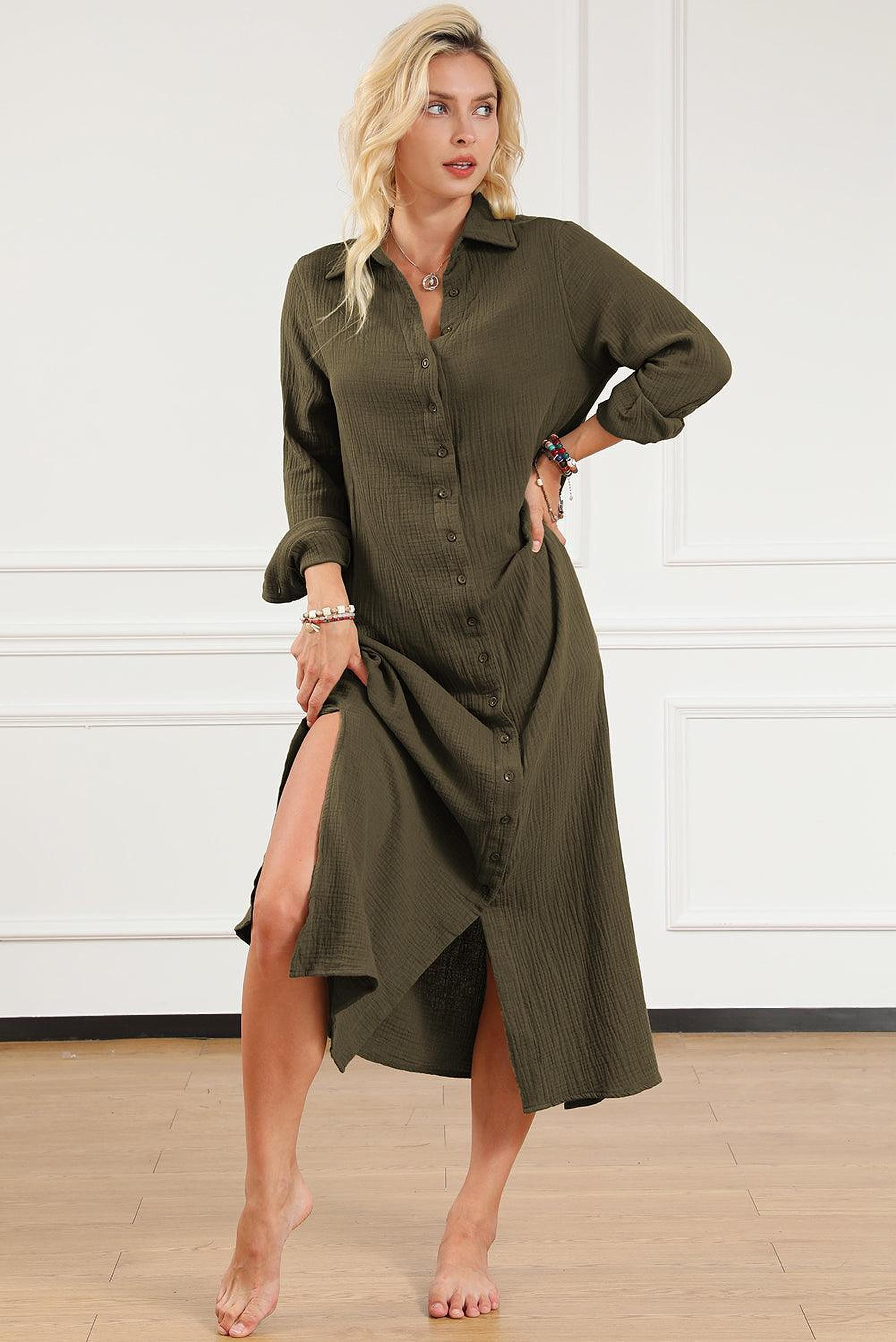 Robe maxi en crêpe avec boutons et fente élégante