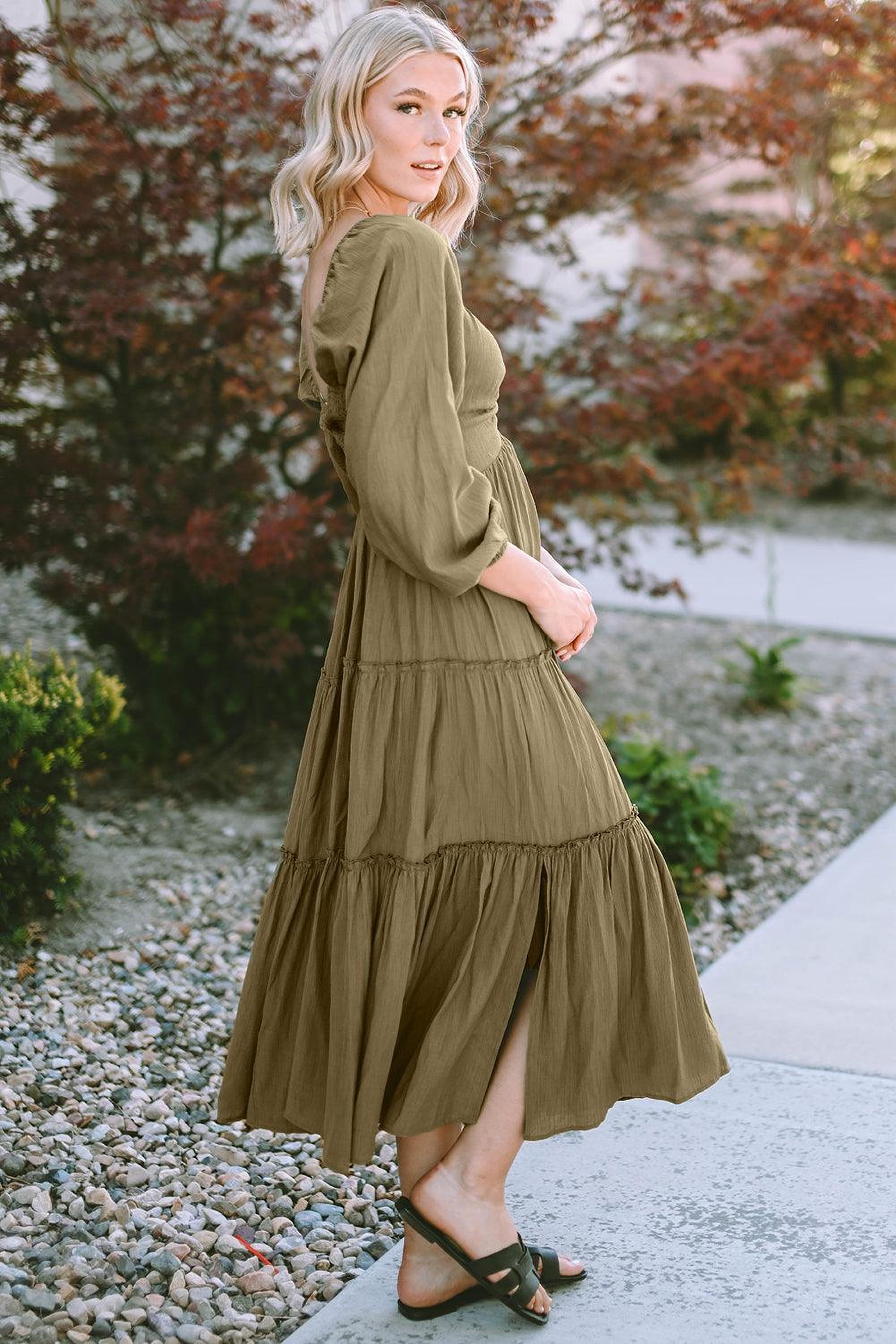 Robe maxi élégante avec décolleté en V et volants
