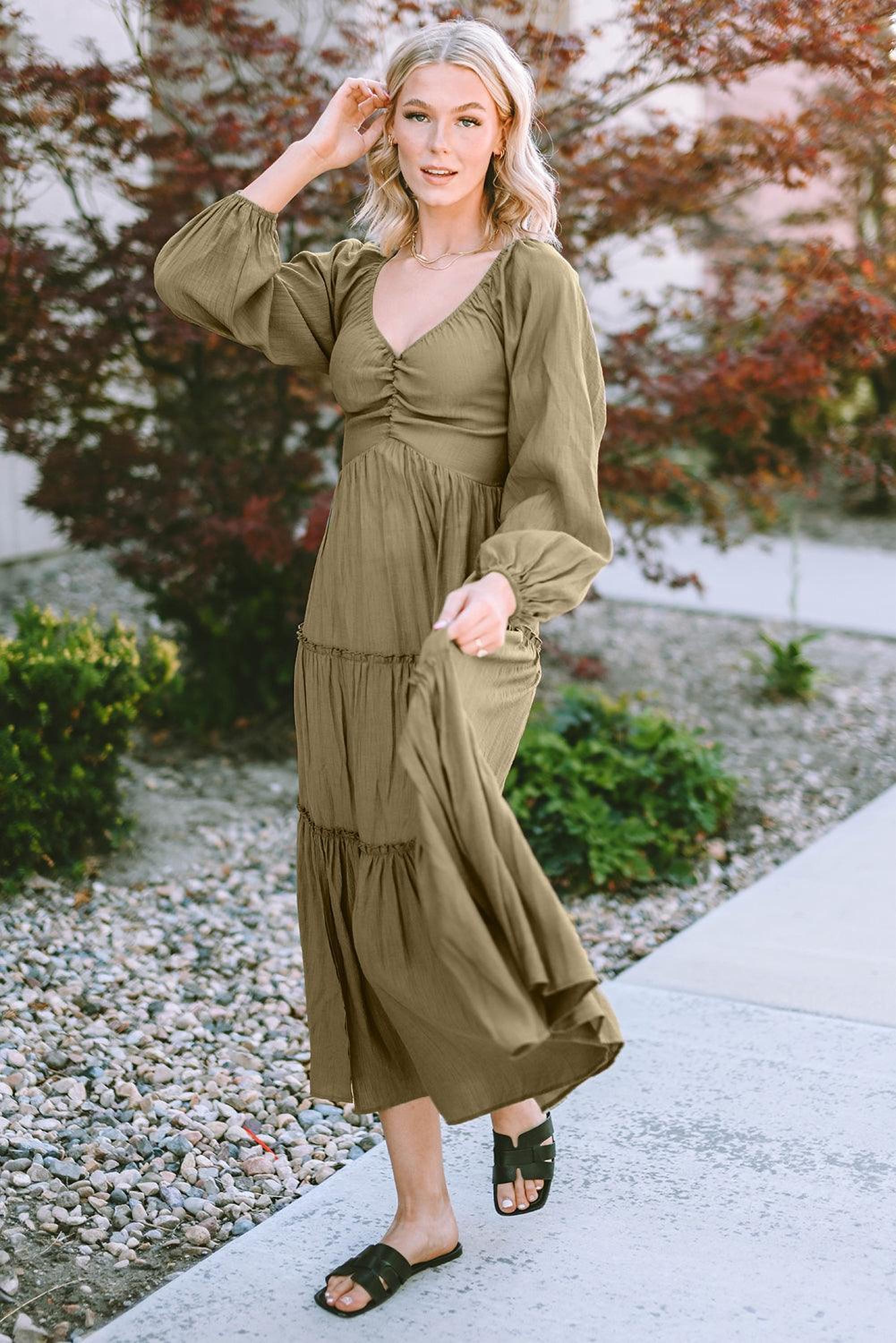 Robe maxi élégante avec décolleté en V et volants