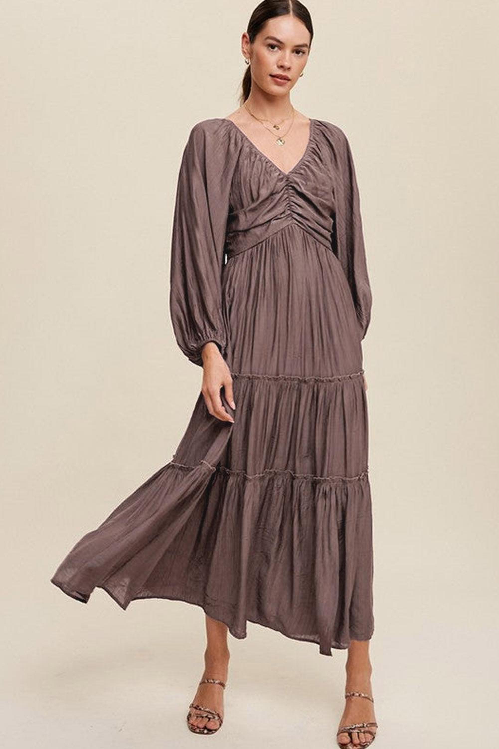 Robe maxi élégante avec décolleté en V et volants