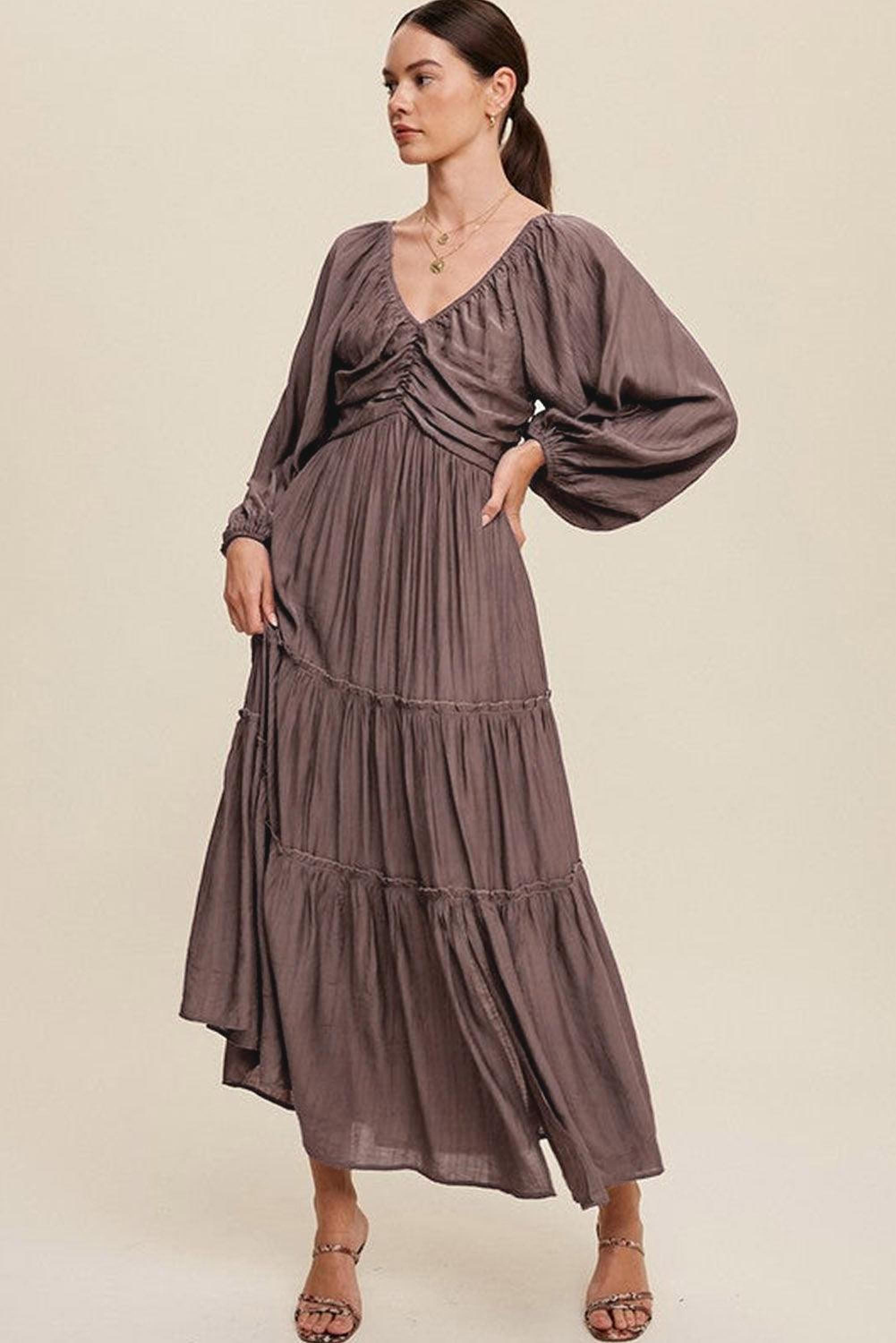 Robe maxi élégante avec décolleté en V et volants
