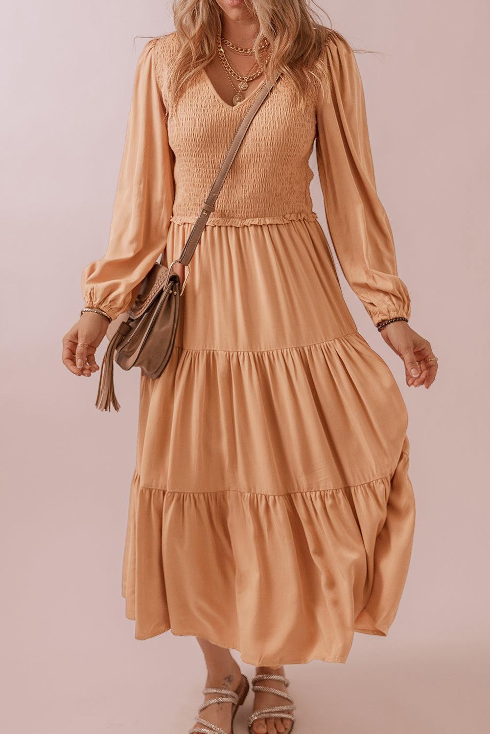 Robe élégante smockée à col en V avec volants