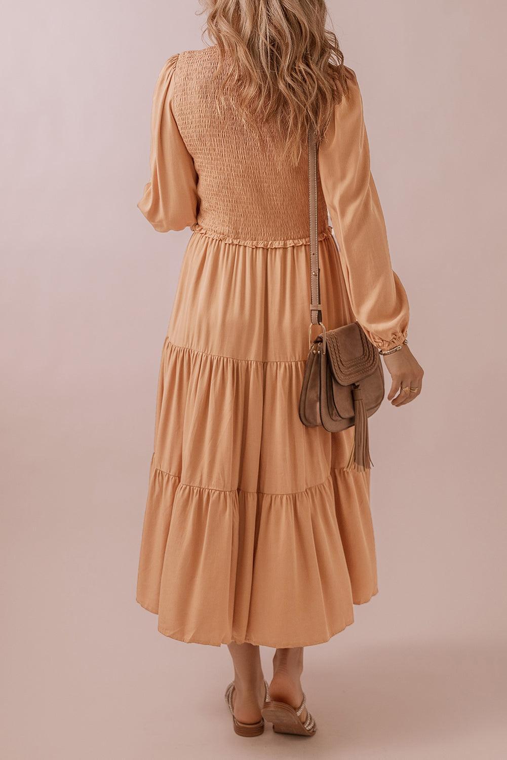 Robe élégante smockée à col en V avec volants