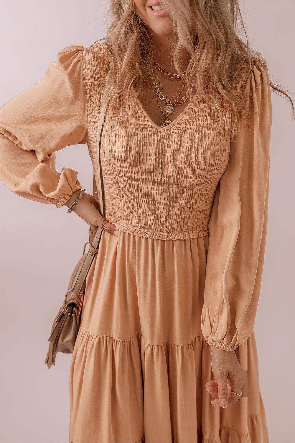 Robe élégante smockée à col en V avec volants