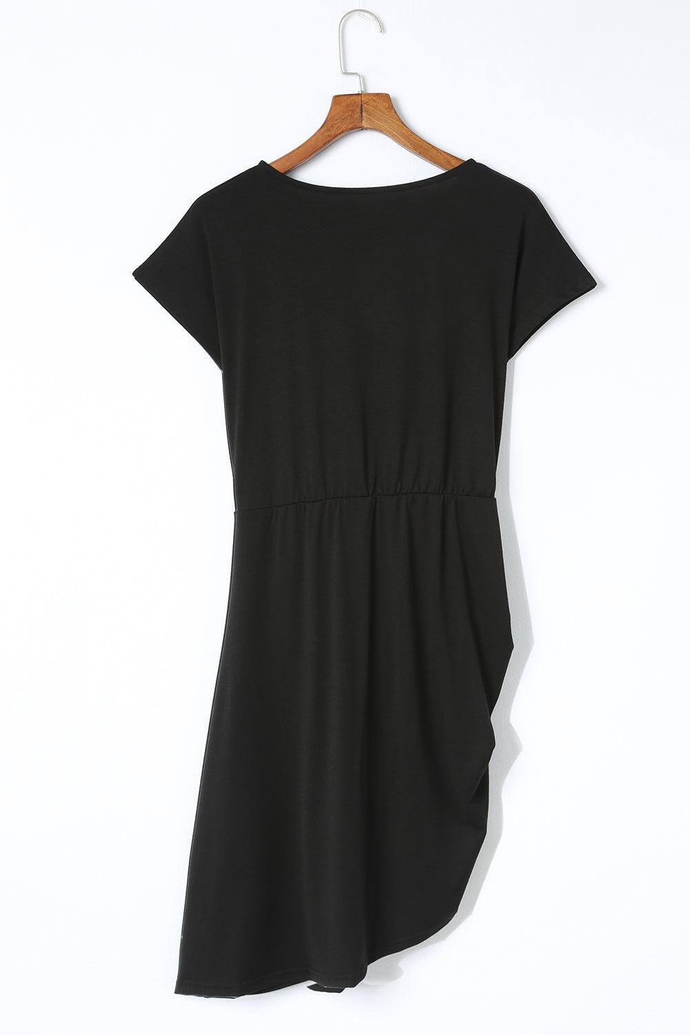 Robe courte froncée avec manches courtes idéale pour toutes les occasions