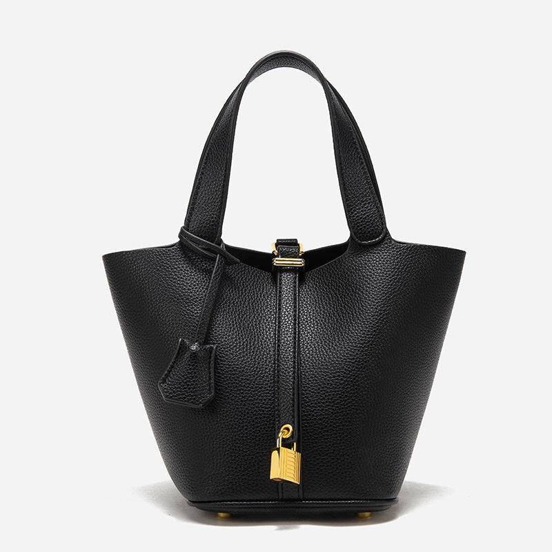 Sac à main avec surface grainée, anses courtes et détail métallique décoratif