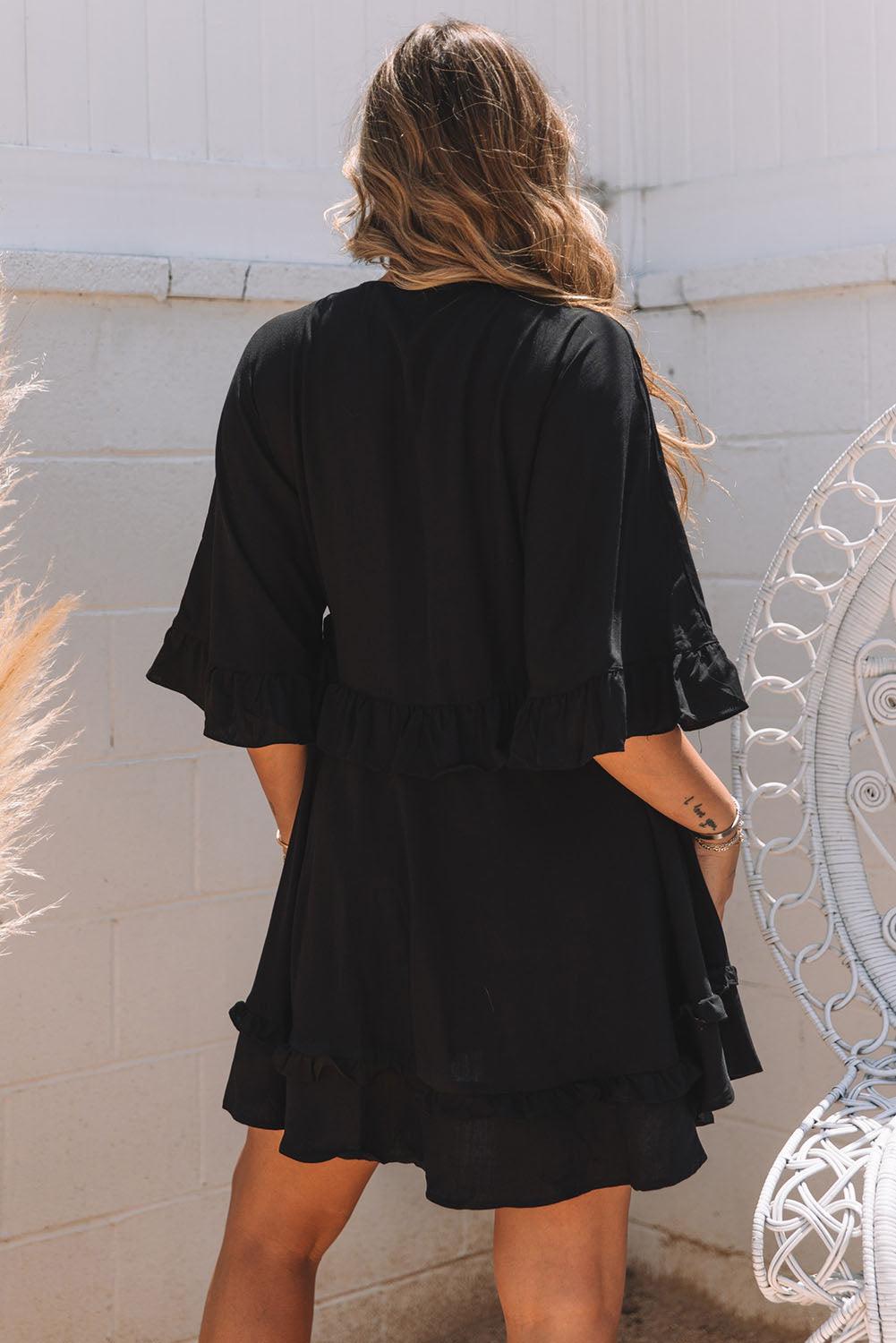 Mini-robe babydoll noire avec décolleté en V élégant