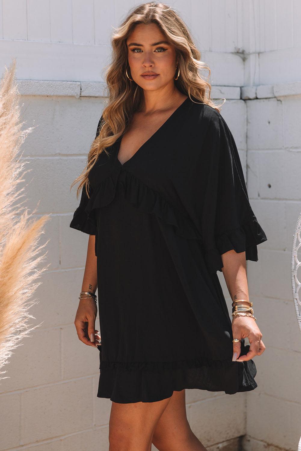 Mini-robe babydoll noire avec décolleté en V élégant