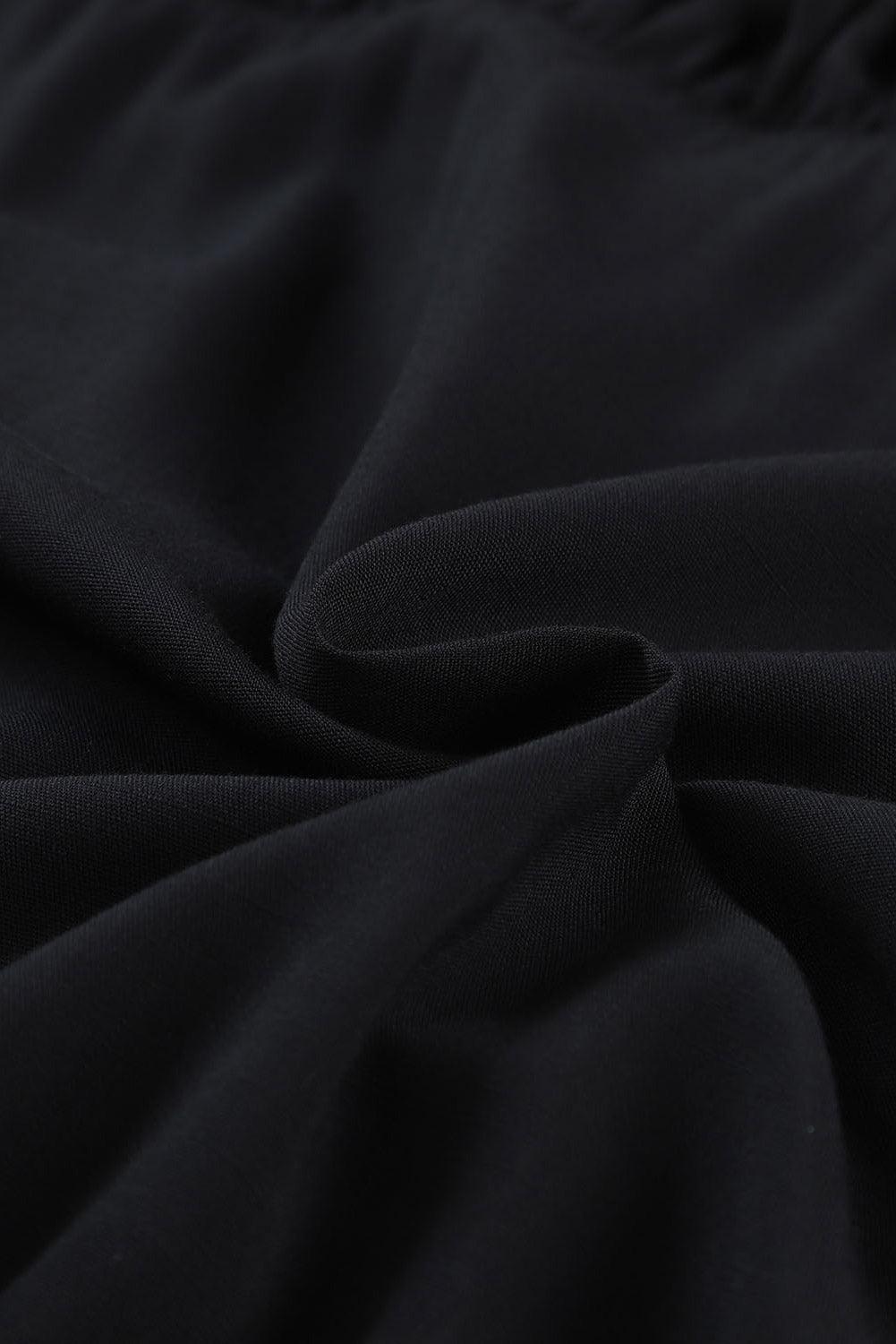 Mini-robe babydoll noire avec décolleté en V élégant