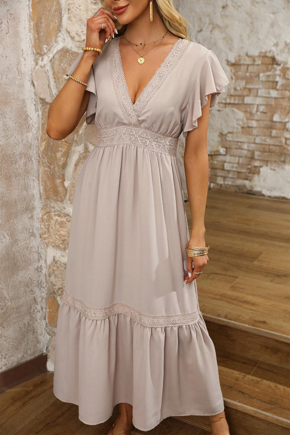 Robe élégante en dentelle avec col en V et volants romantiques