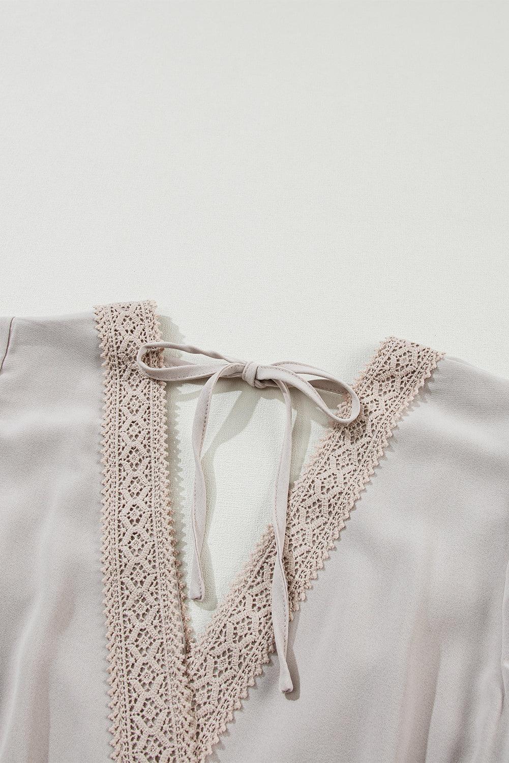 Robe élégante en dentelle avec col en V et volants romantiques