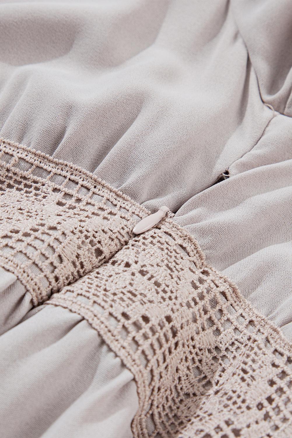 Robe élégante en dentelle avec col en V et volants romantiques
