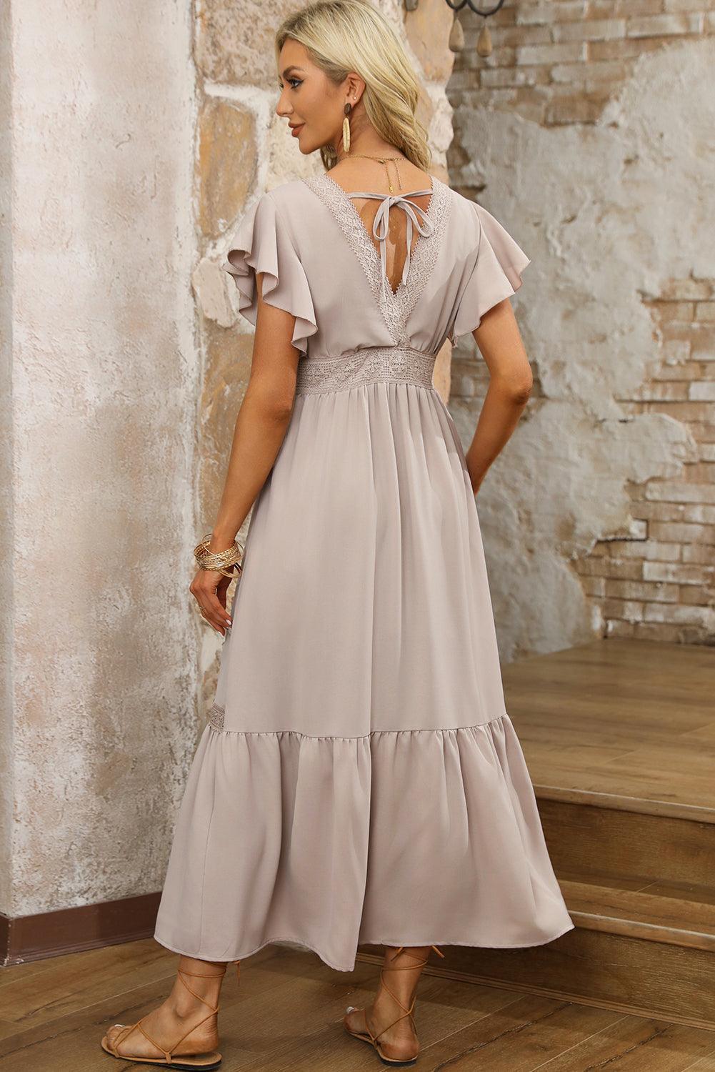 Robe élégante en dentelle avec col en V et volants romantiques