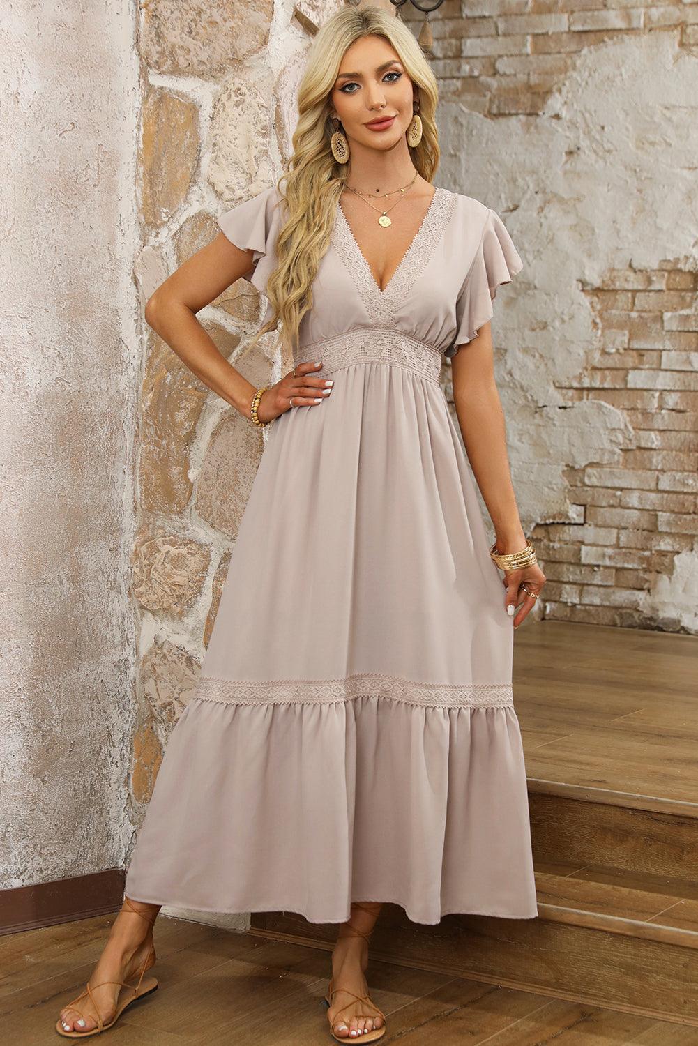 Robe élégante en dentelle avec col en V et volants romantiques