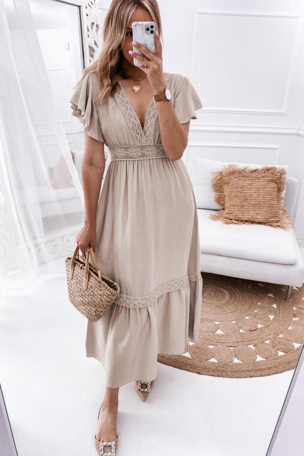 Robe élégante en dentelle avec col en V et volants romantiques