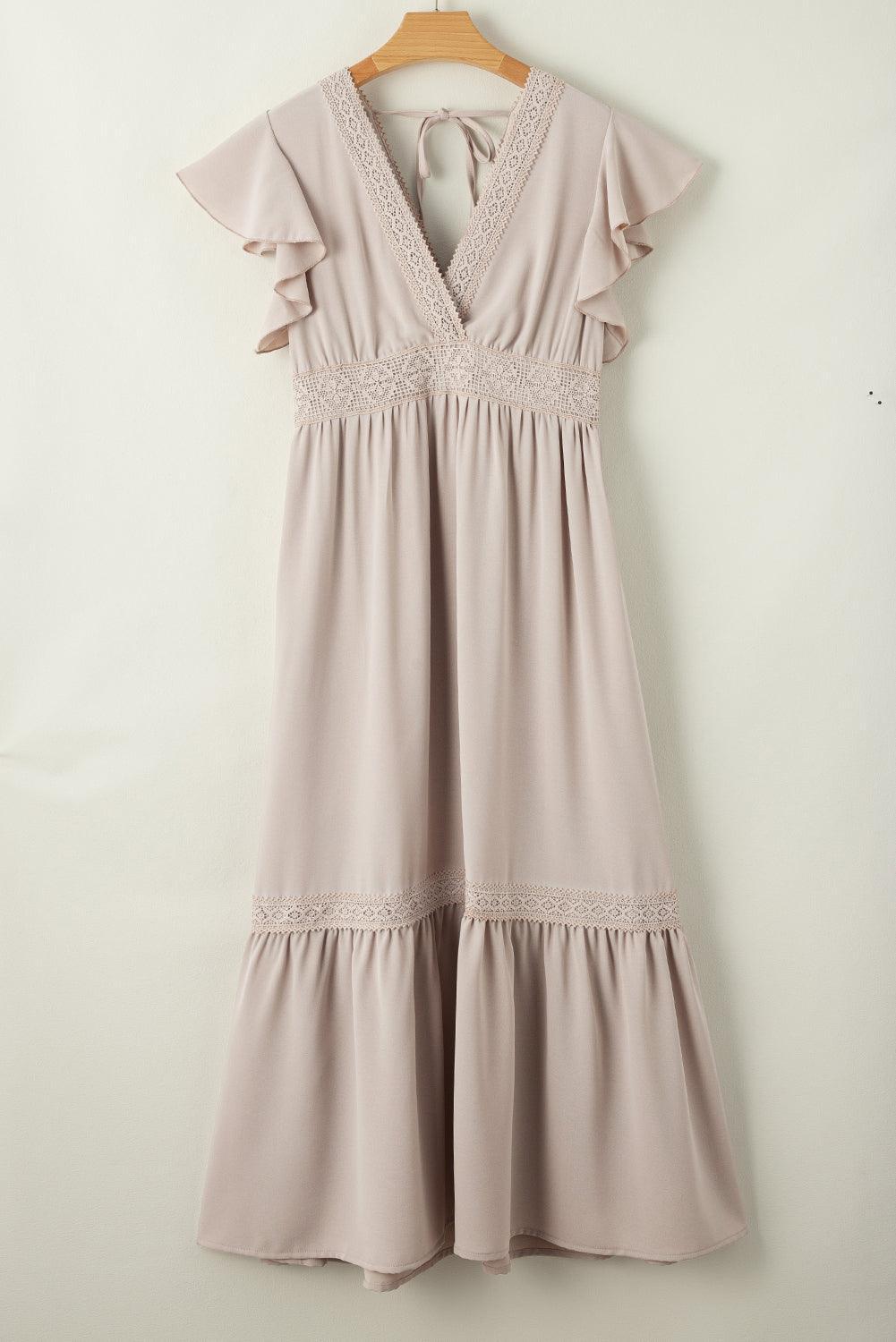 Robe élégante en dentelle avec col en V et volants romantiques