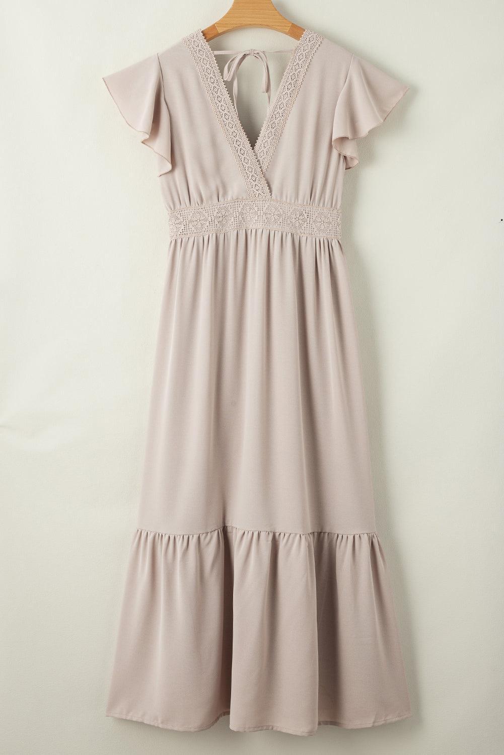 Robe élégante en dentelle avec col en V et volants romantiques