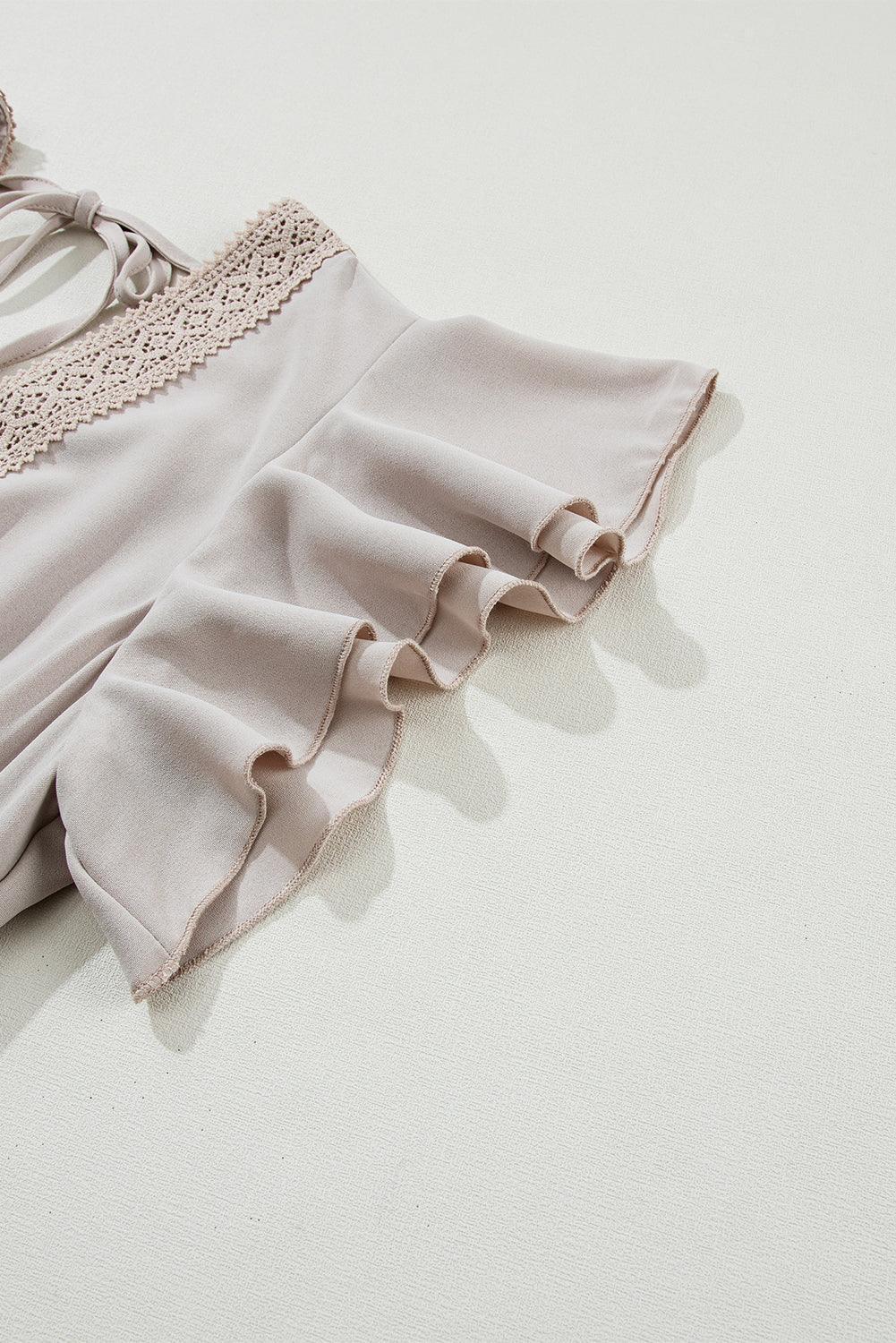 Robe élégante en dentelle avec col en V et volants romantiques