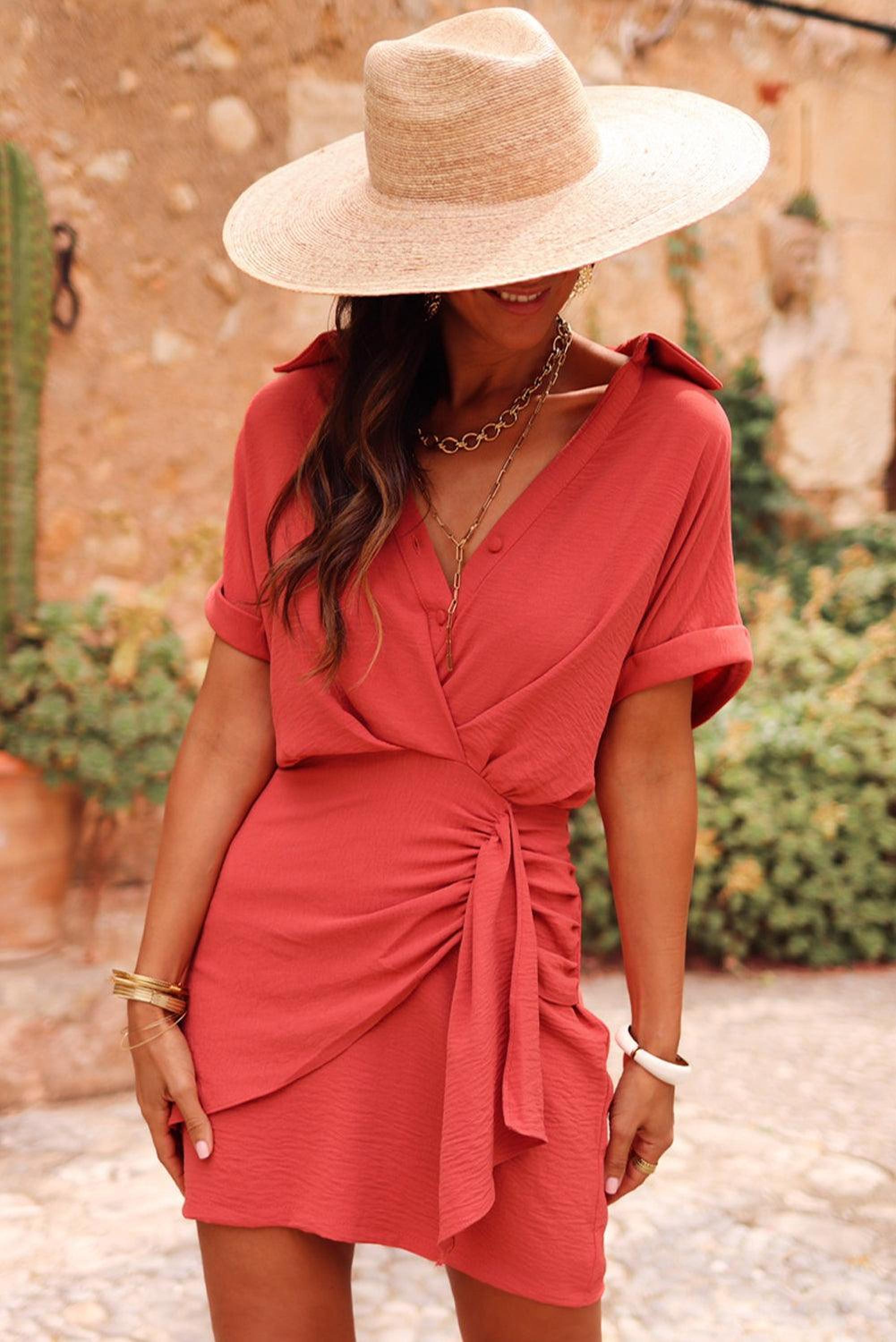 Mini-robe portefeuille avec col élégant et design plissé