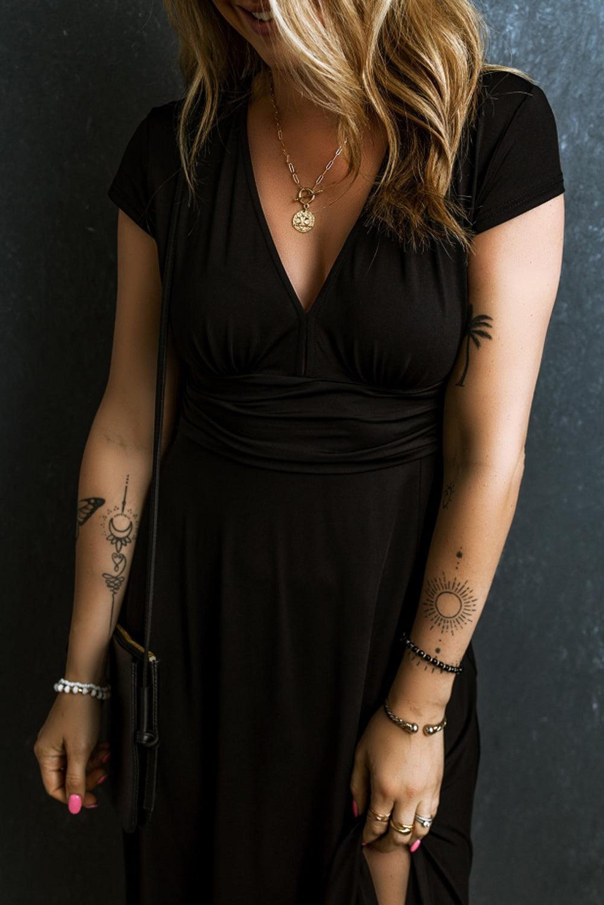 Élégance Plissée Robe | Maxi Robe à Col V et Manches Courtes