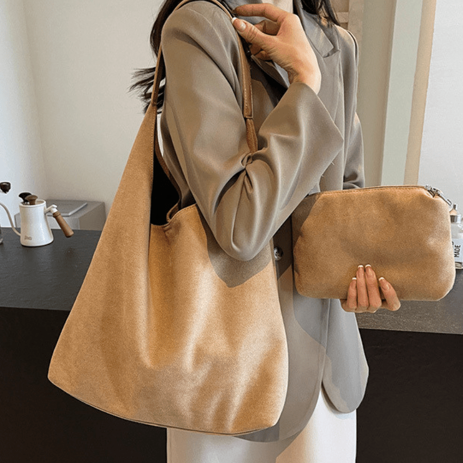 Élégance Portative | Sac souple en V avec pochette et anse longue