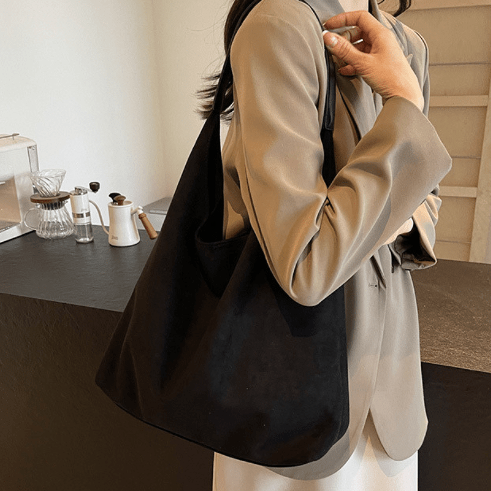 Élégance Portative | Sac souple en V avec pochette et anse longue