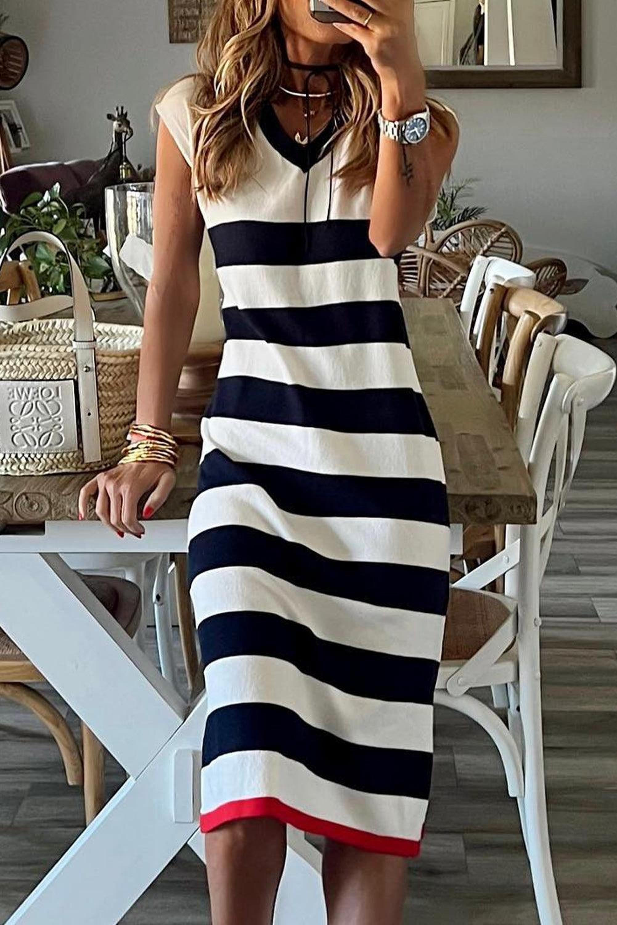 Robe midi à rayures avec manches évasées et col en V