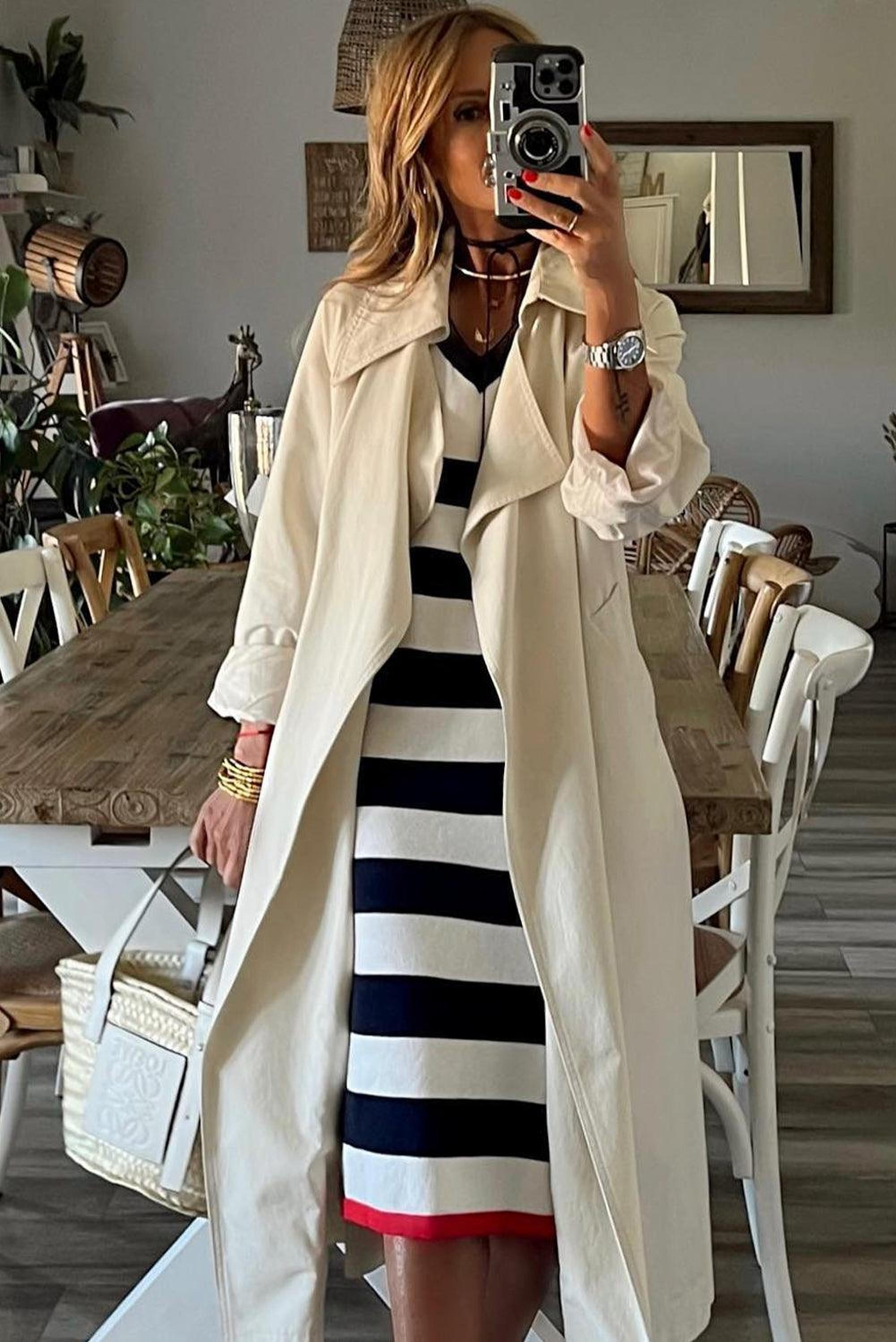 Robe midi à rayures avec manches évasées et col en V