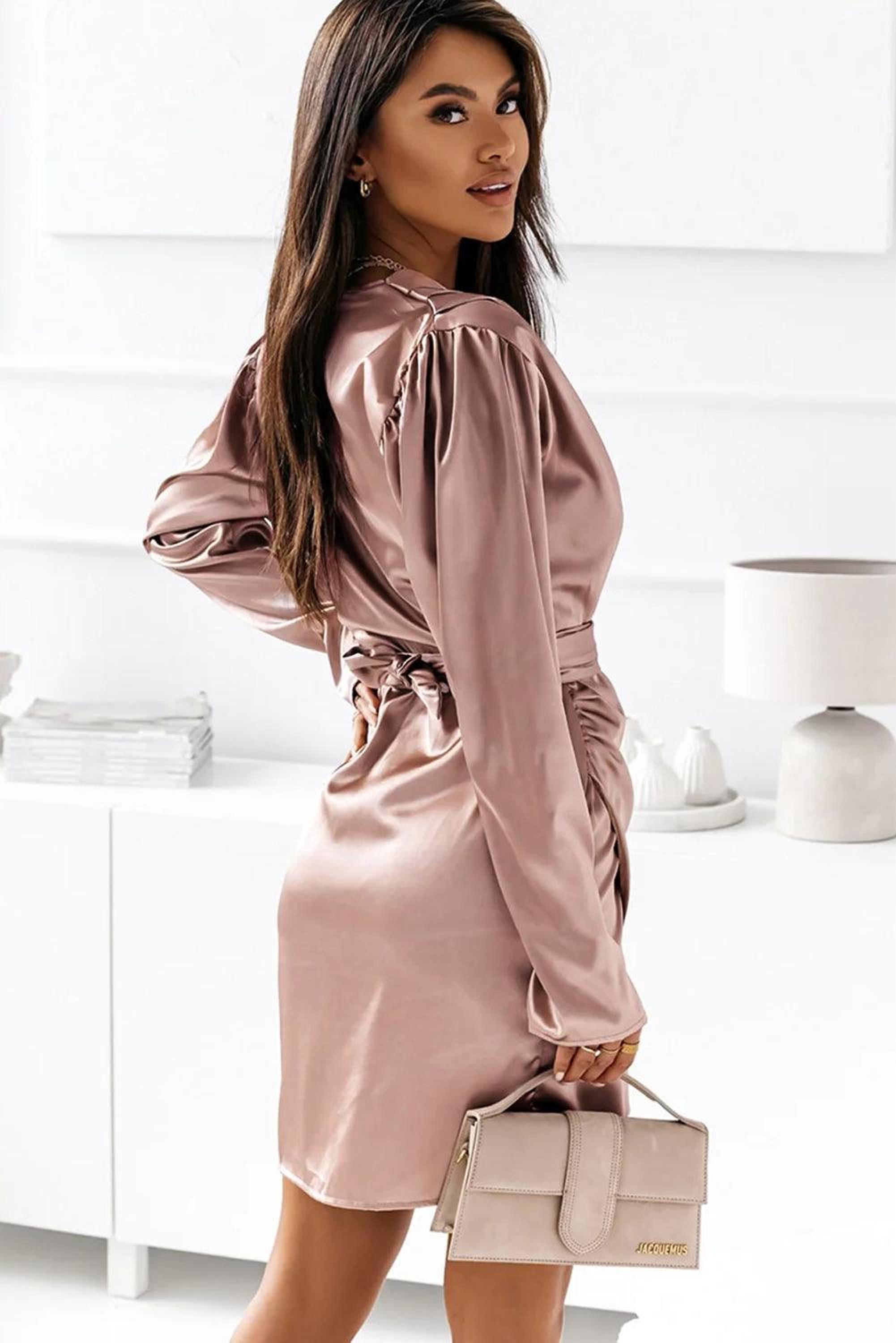 Mini-robe en satin avec col en V et détails froncés