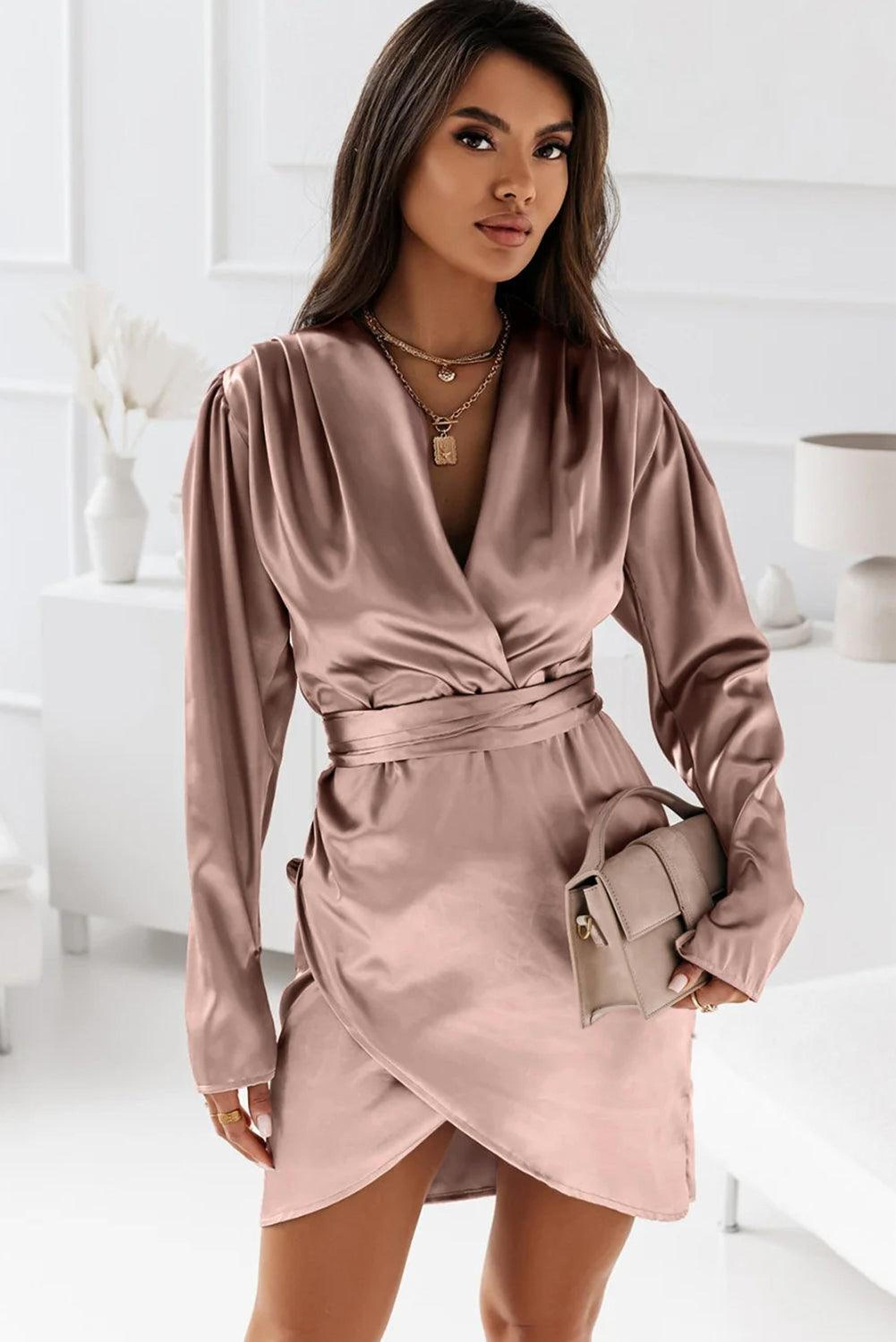 Mini-robe en satin avec col en V et détails froncés