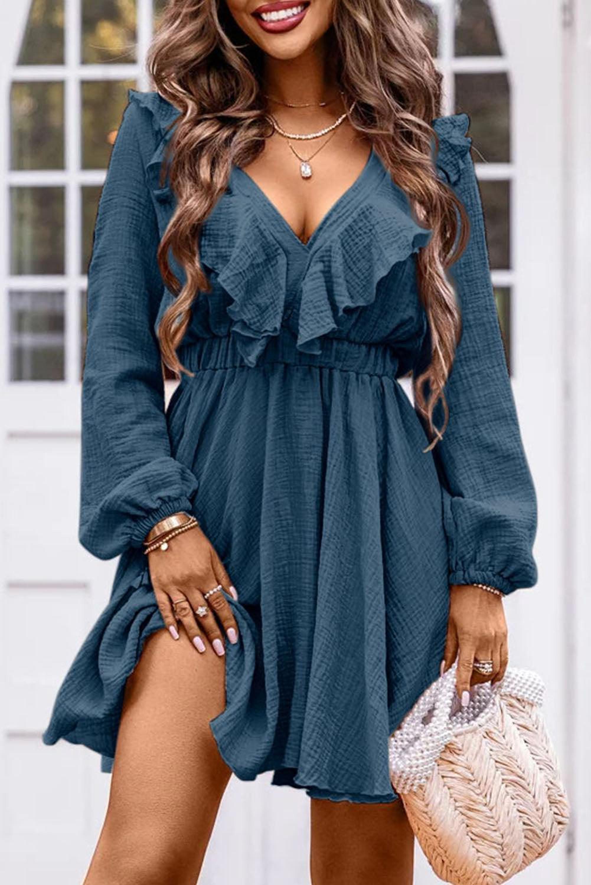 Robe mini avec col en V et volants texturés élégante