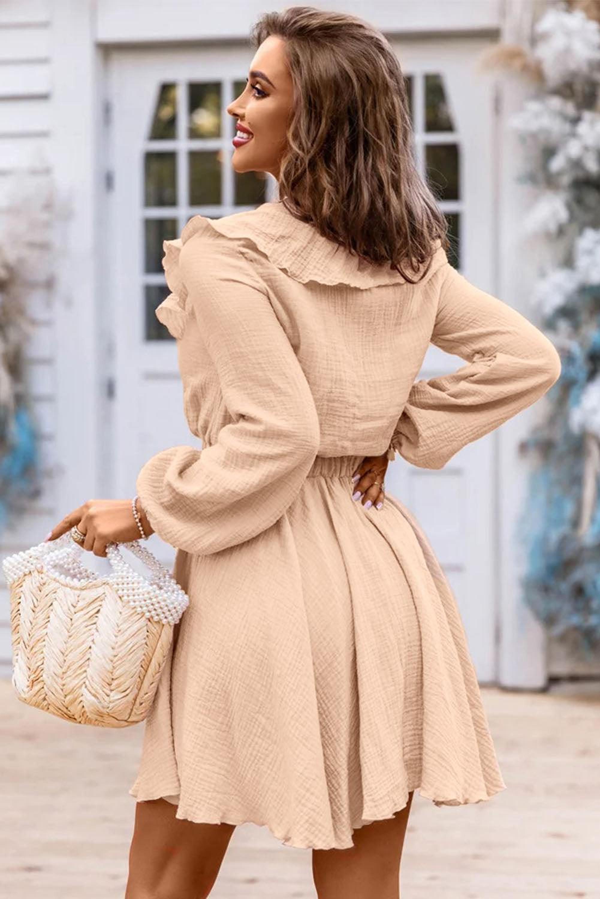 Robe mini avec col en V et volants texturés élégante