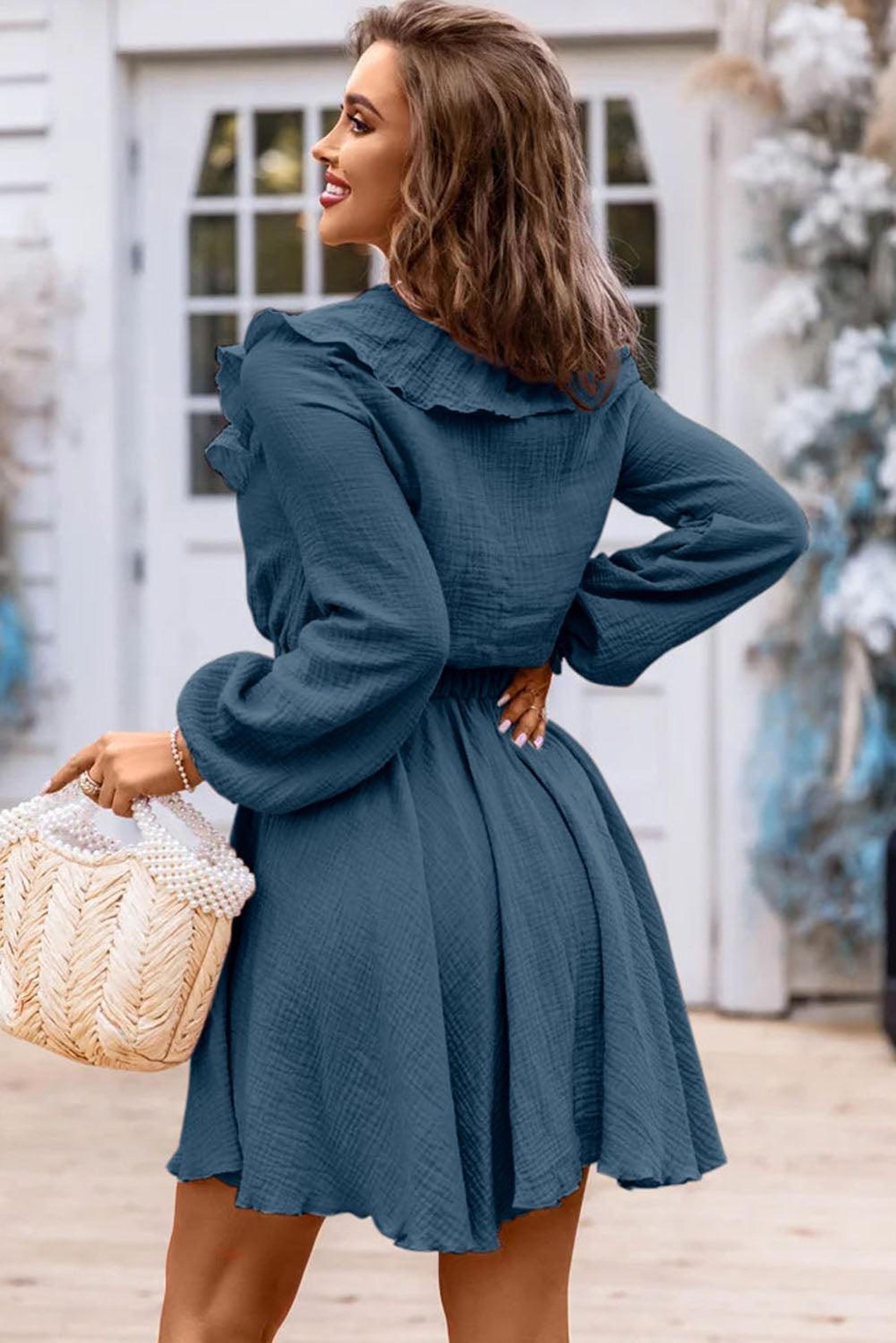Robe mini avec col en V et volants texturés élégante