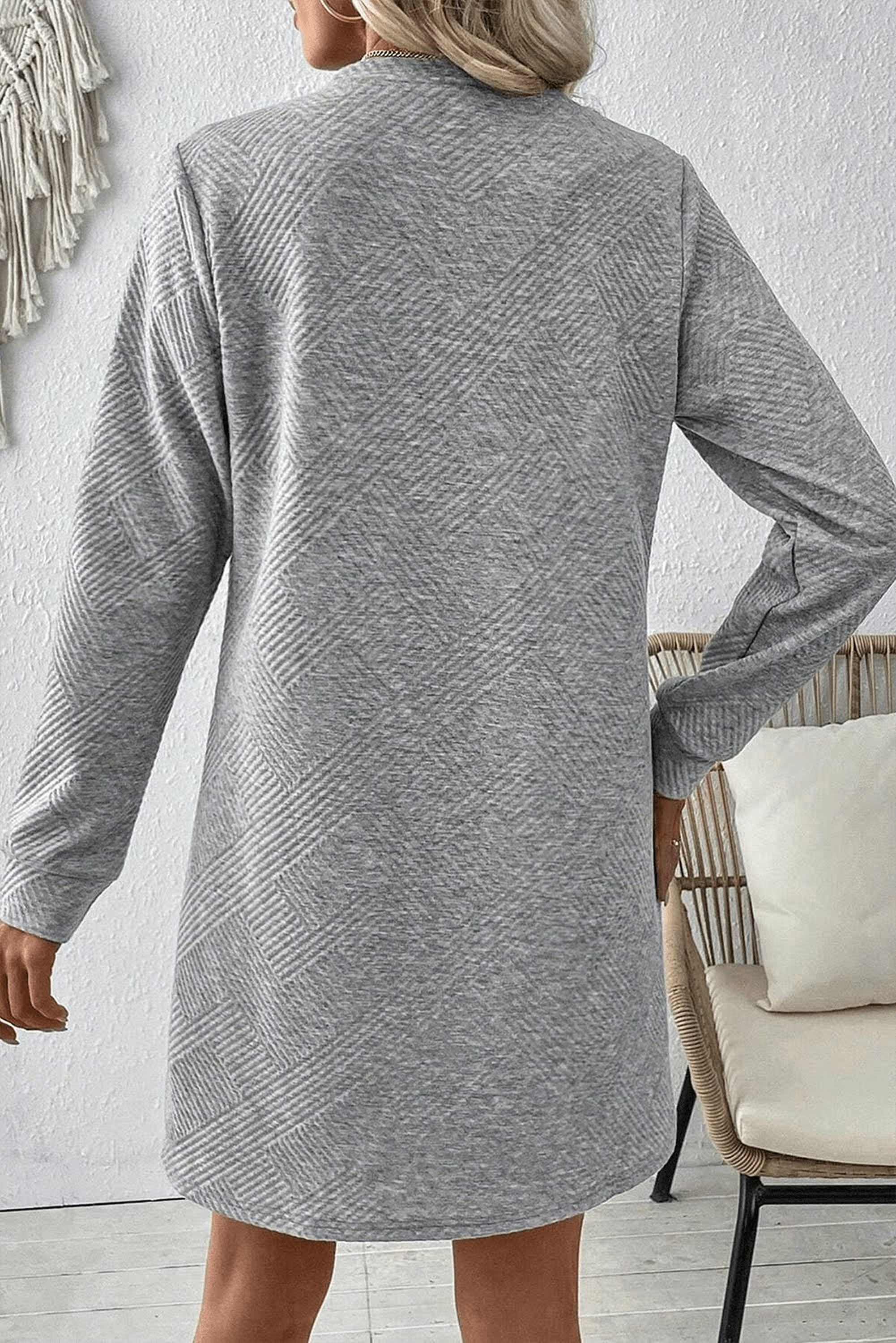 Robe shift élégante avec une texture raffinée et manches longues