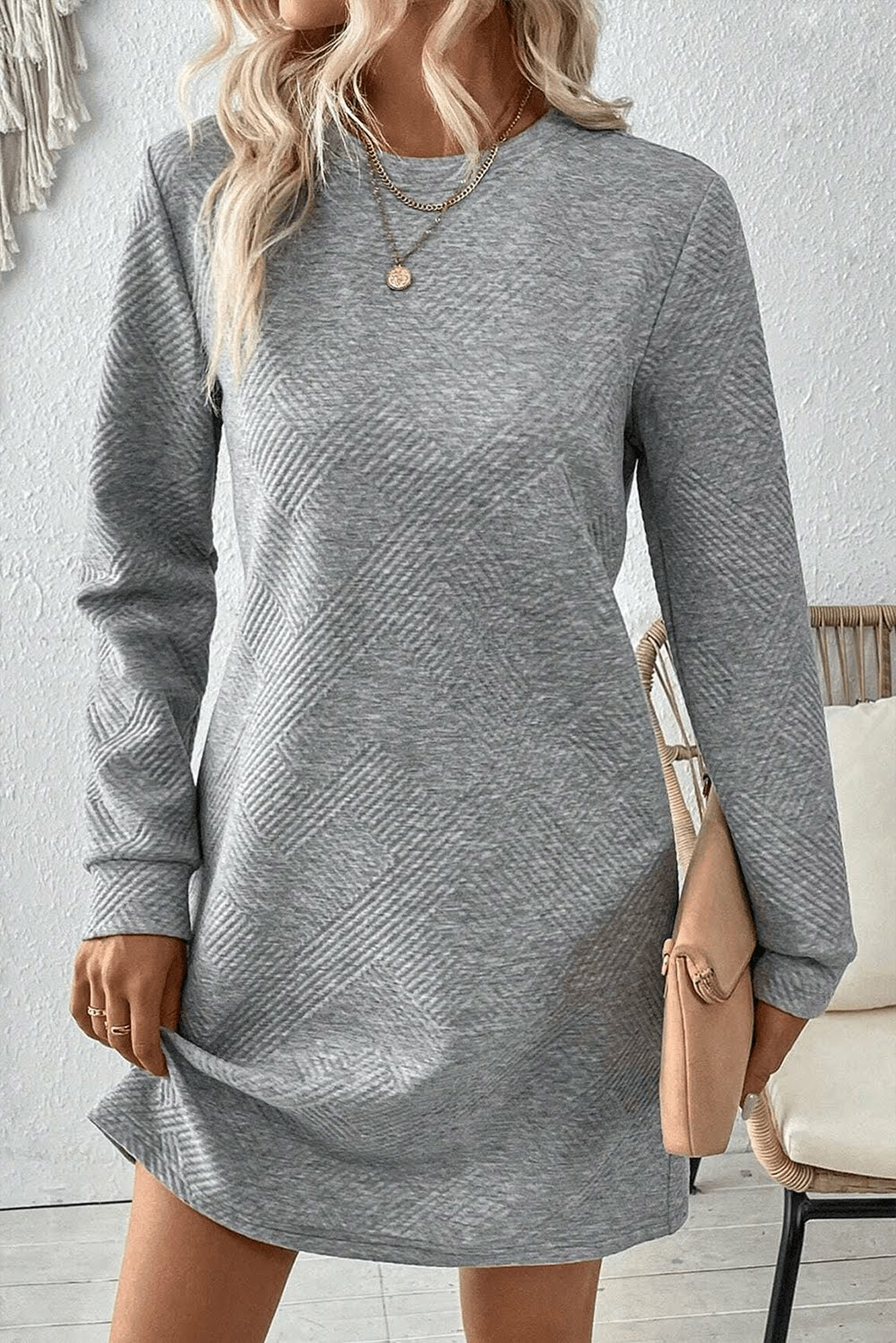 Robe shift élégante avec une texture raffinée et manches longues