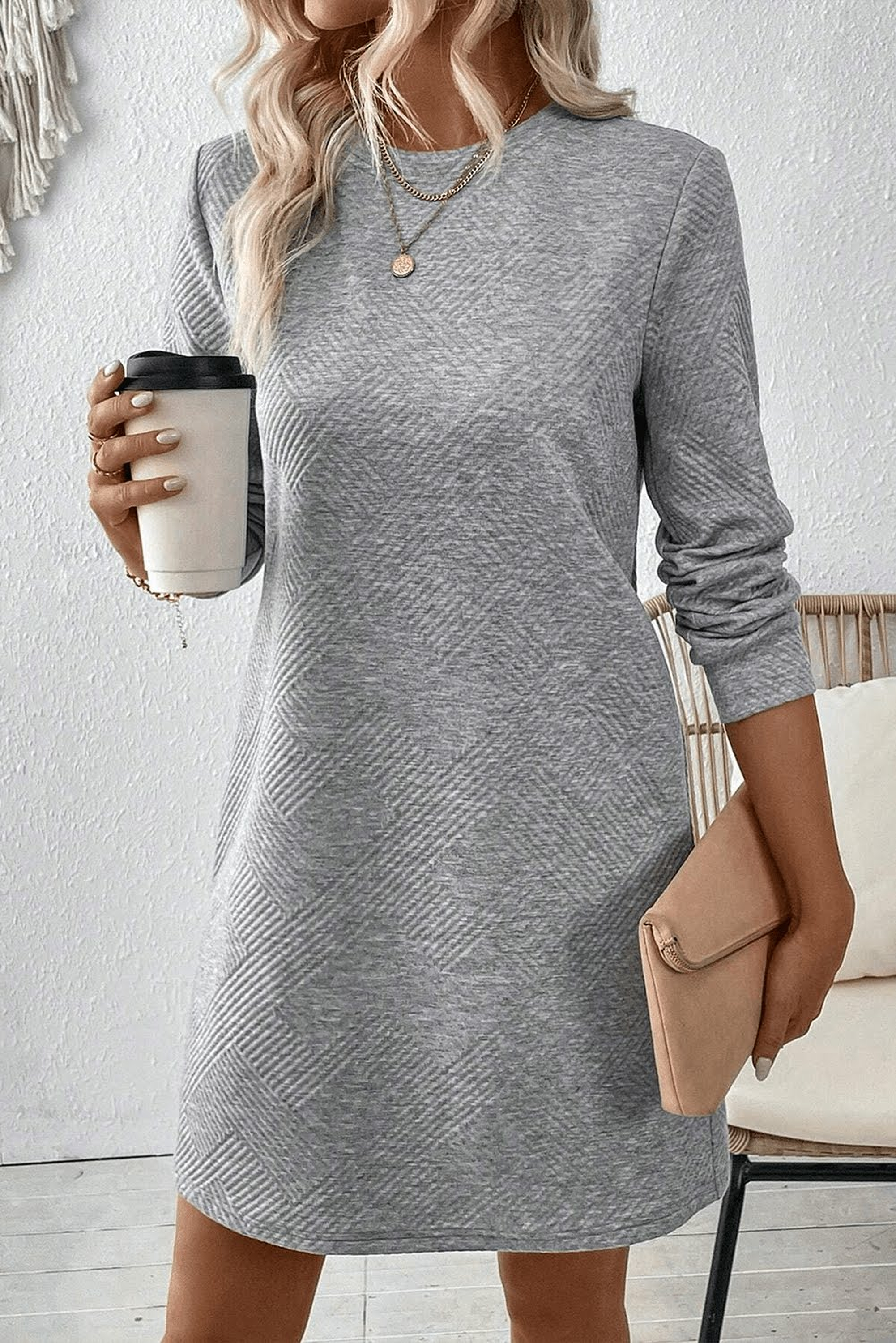 Robe shift élégante avec une texture raffinée et manches longues