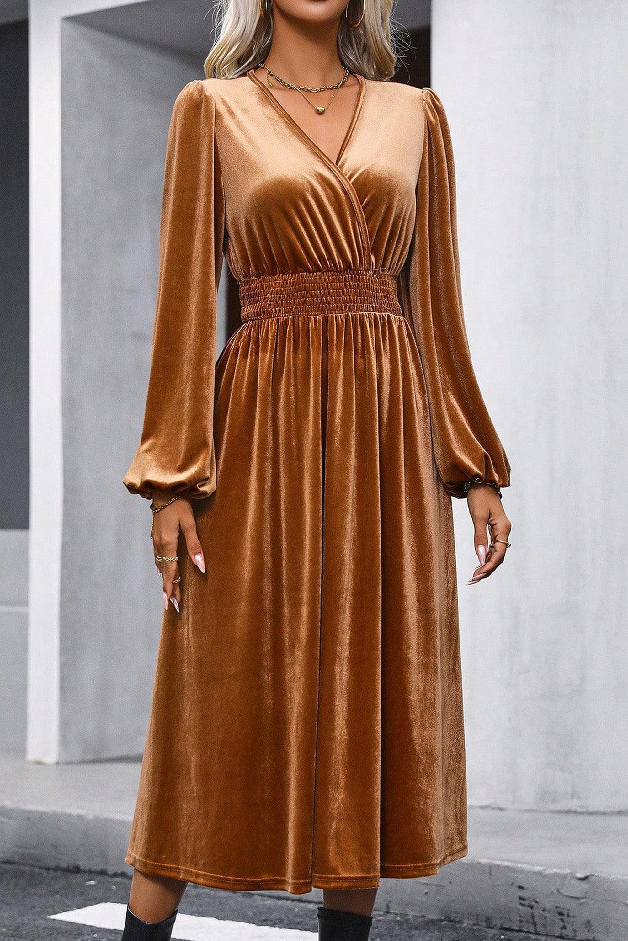 Robe midi en velours avec décolleté en V et plis élégants