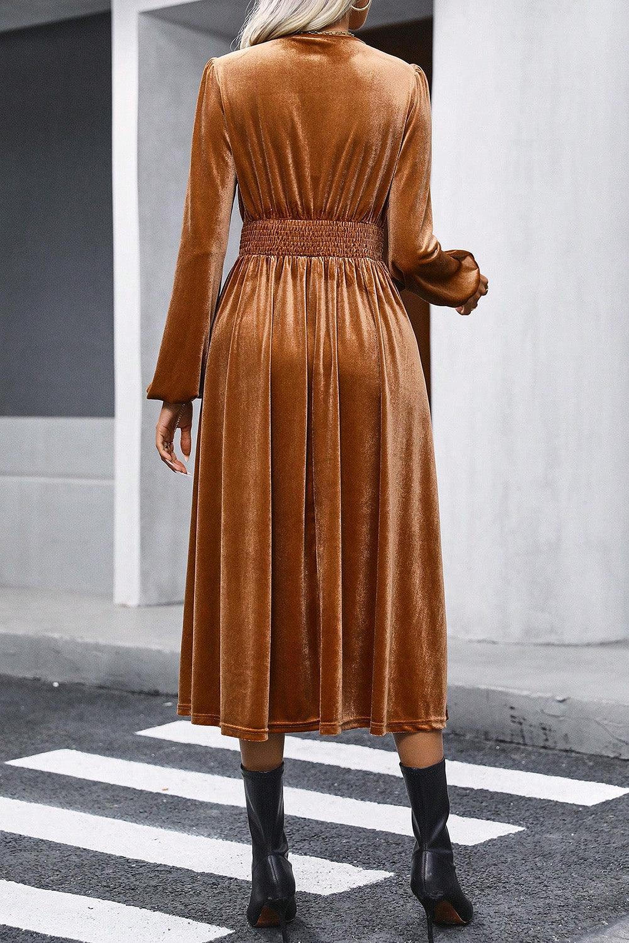 Robe midi en velours avec décolleté en V et plis élégants