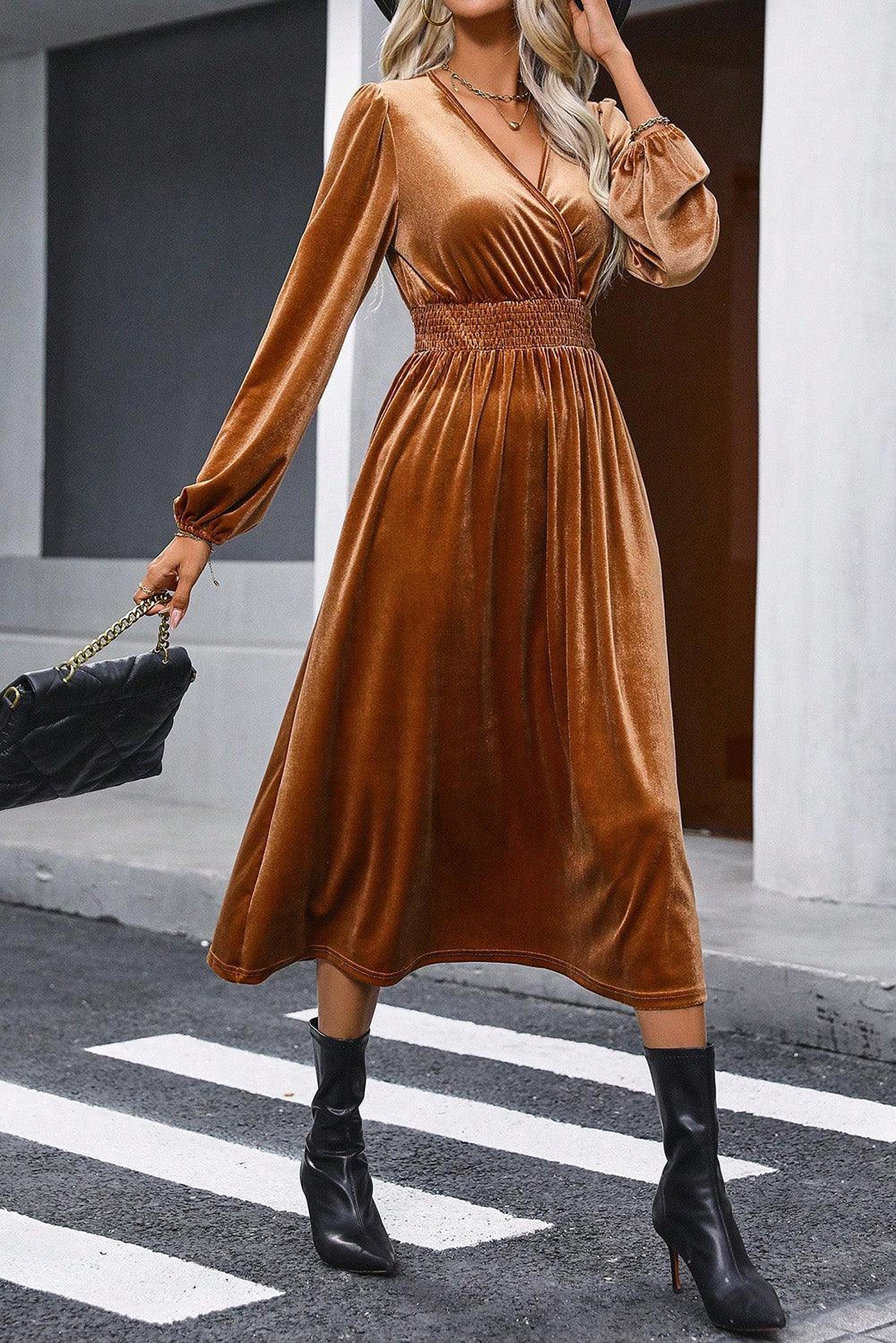 Robe midi en velours avec décolleté en V et plis élégants