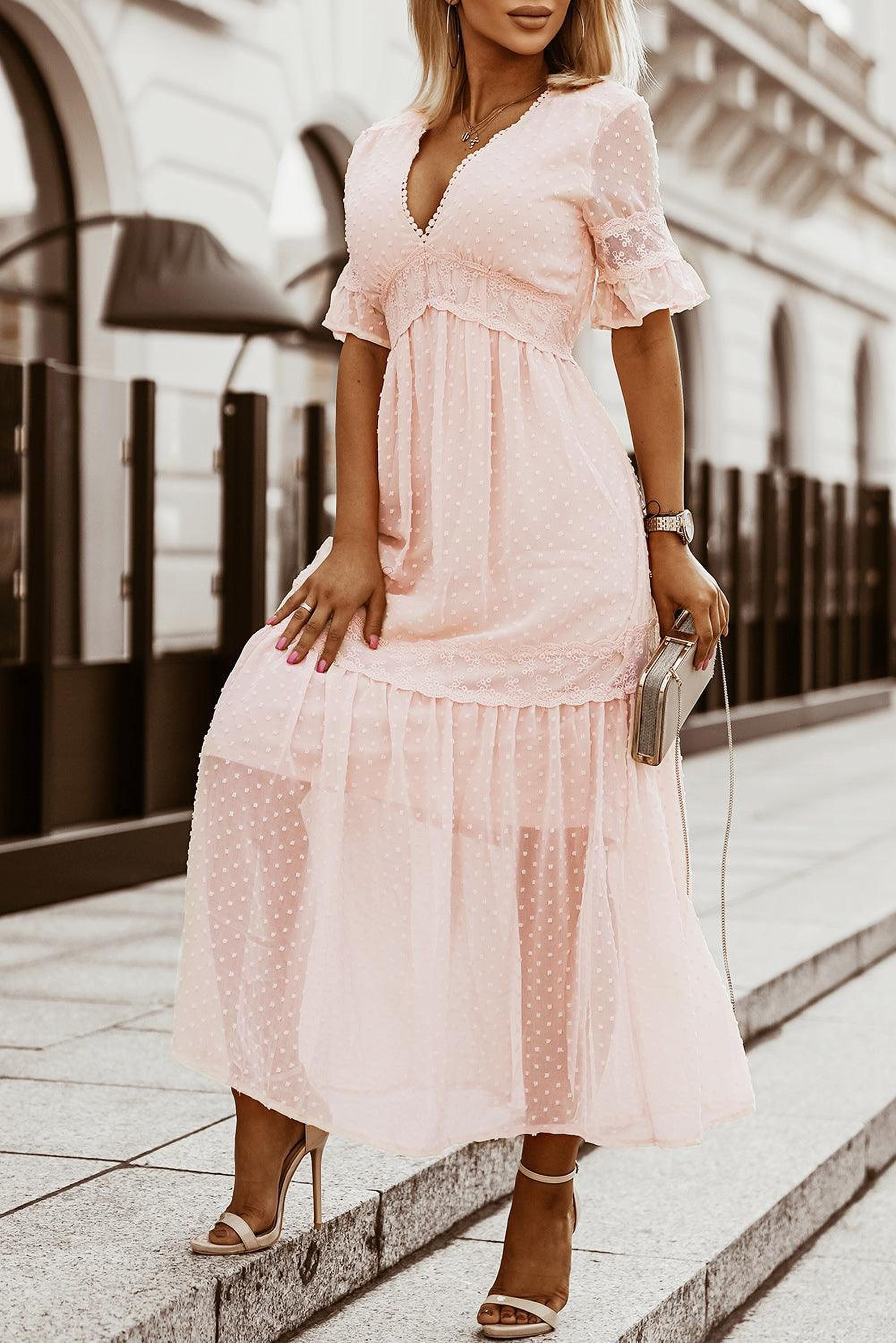Robe maxi suisse à pois avec finition en dentelle élégante