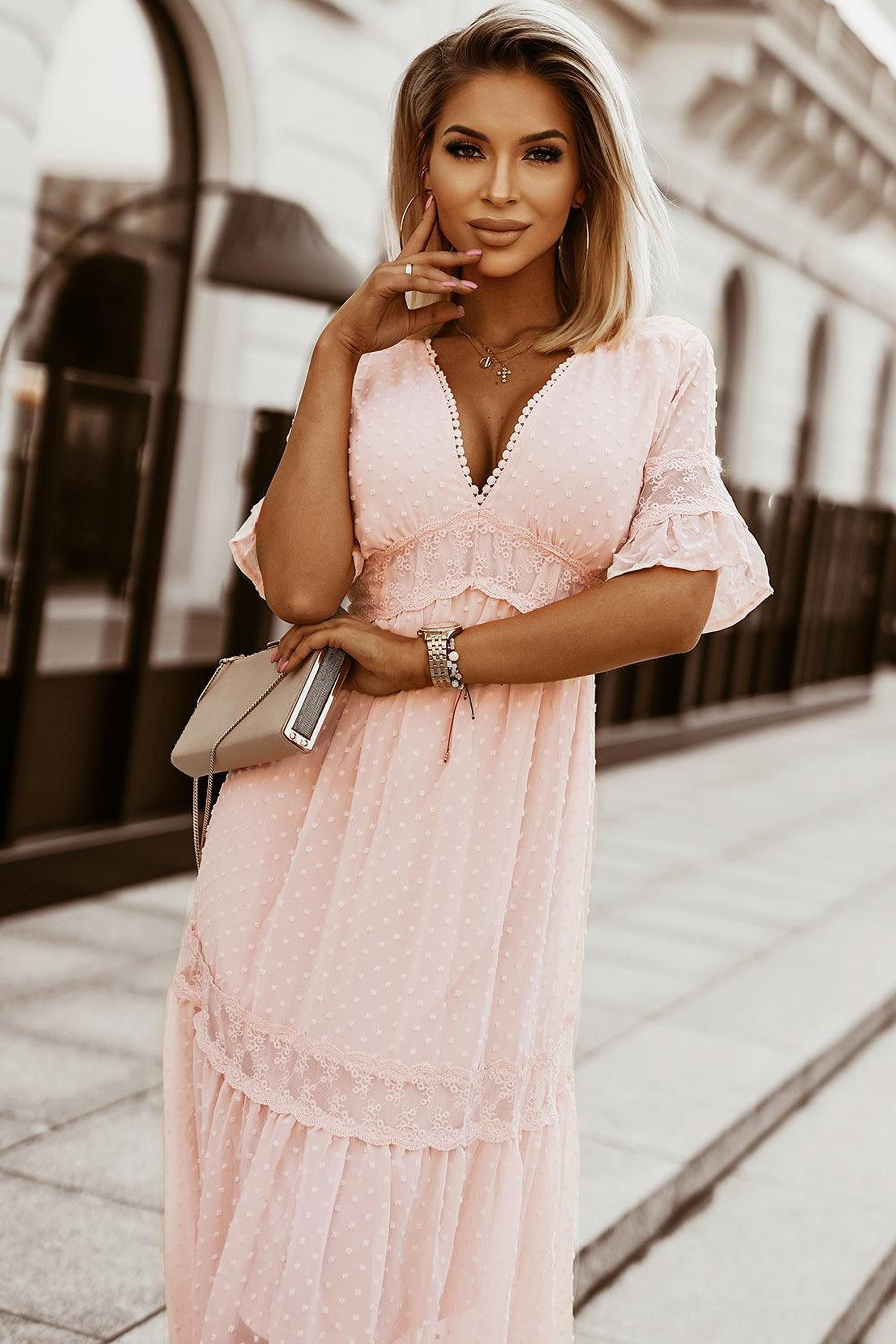 Robe maxi suisse à pois avec finition en dentelle élégante