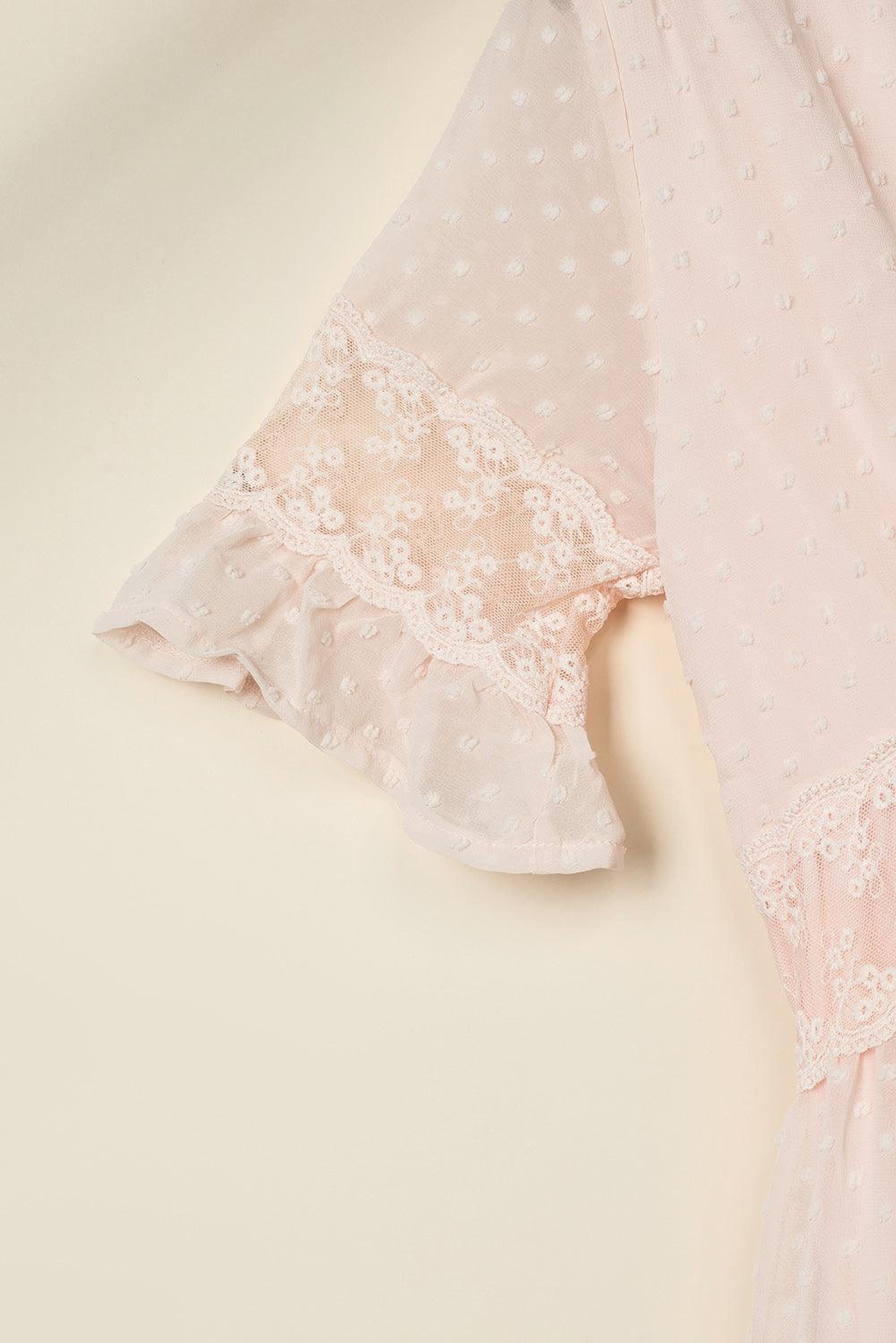 Robe maxi suisse à pois avec finition en dentelle élégante