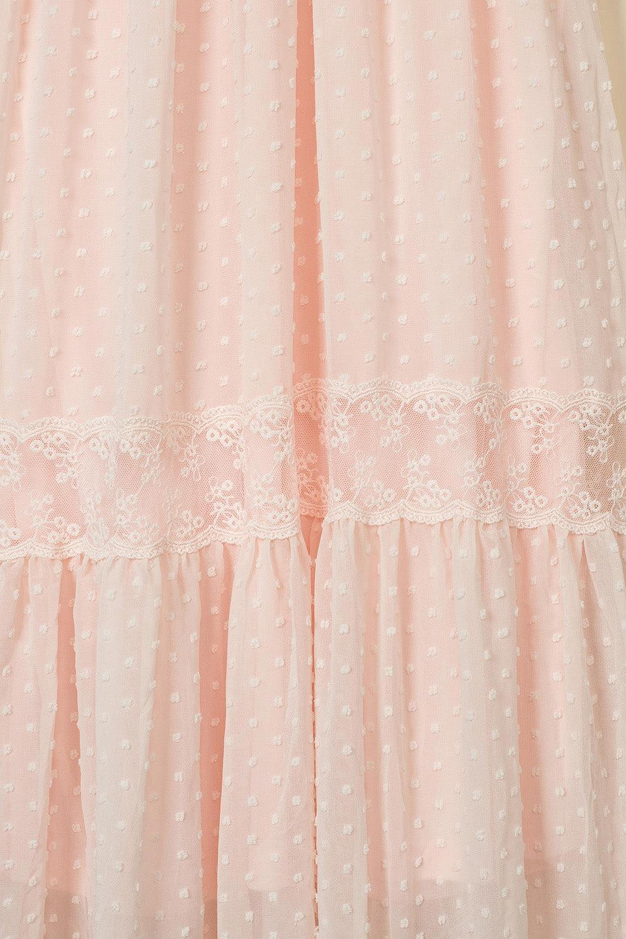 Robe maxi suisse à pois avec finition en dentelle élégante