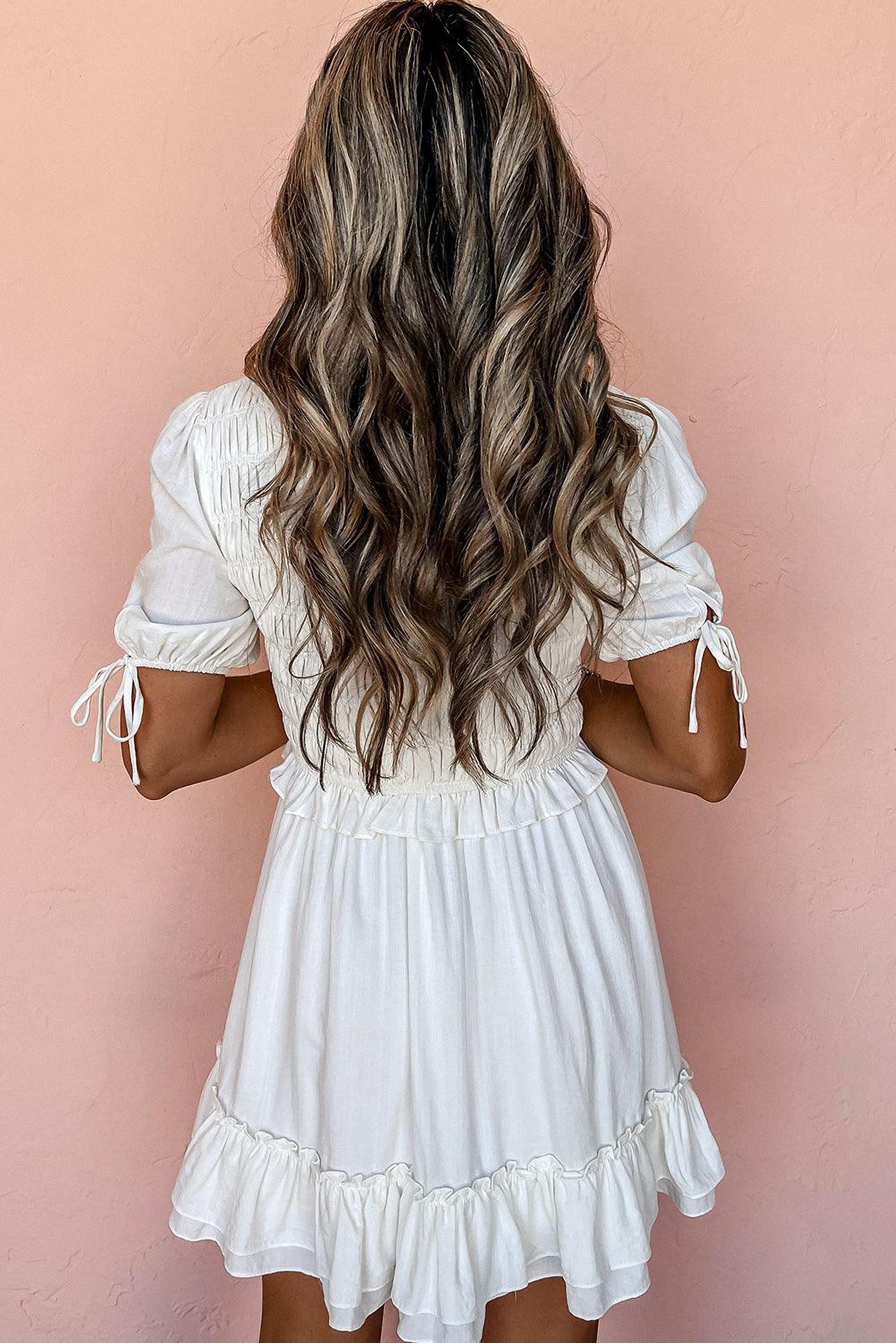 Robe mini élégante avec smockage et manches courtes