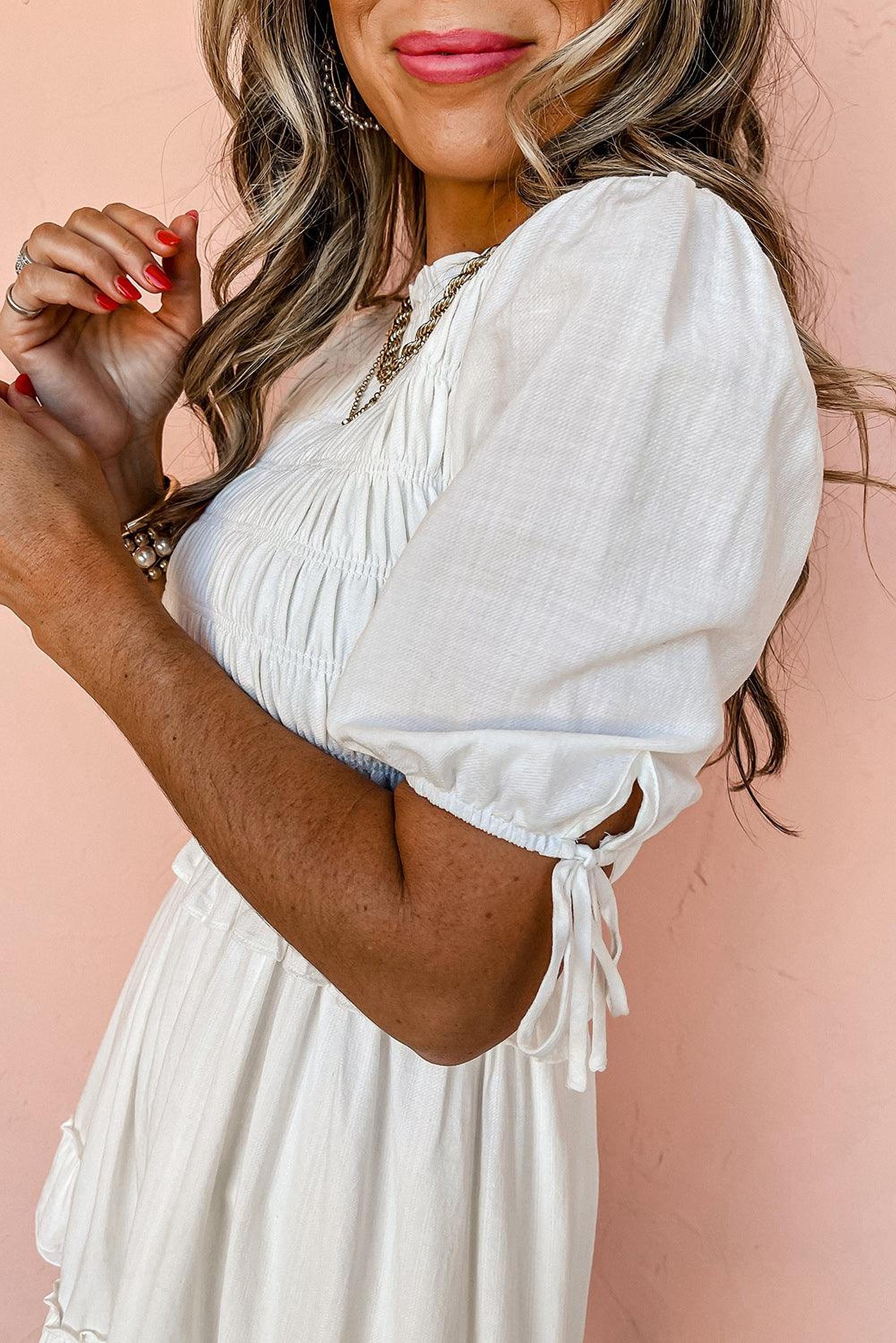 Robe mini élégante avec smockage et manches courtes