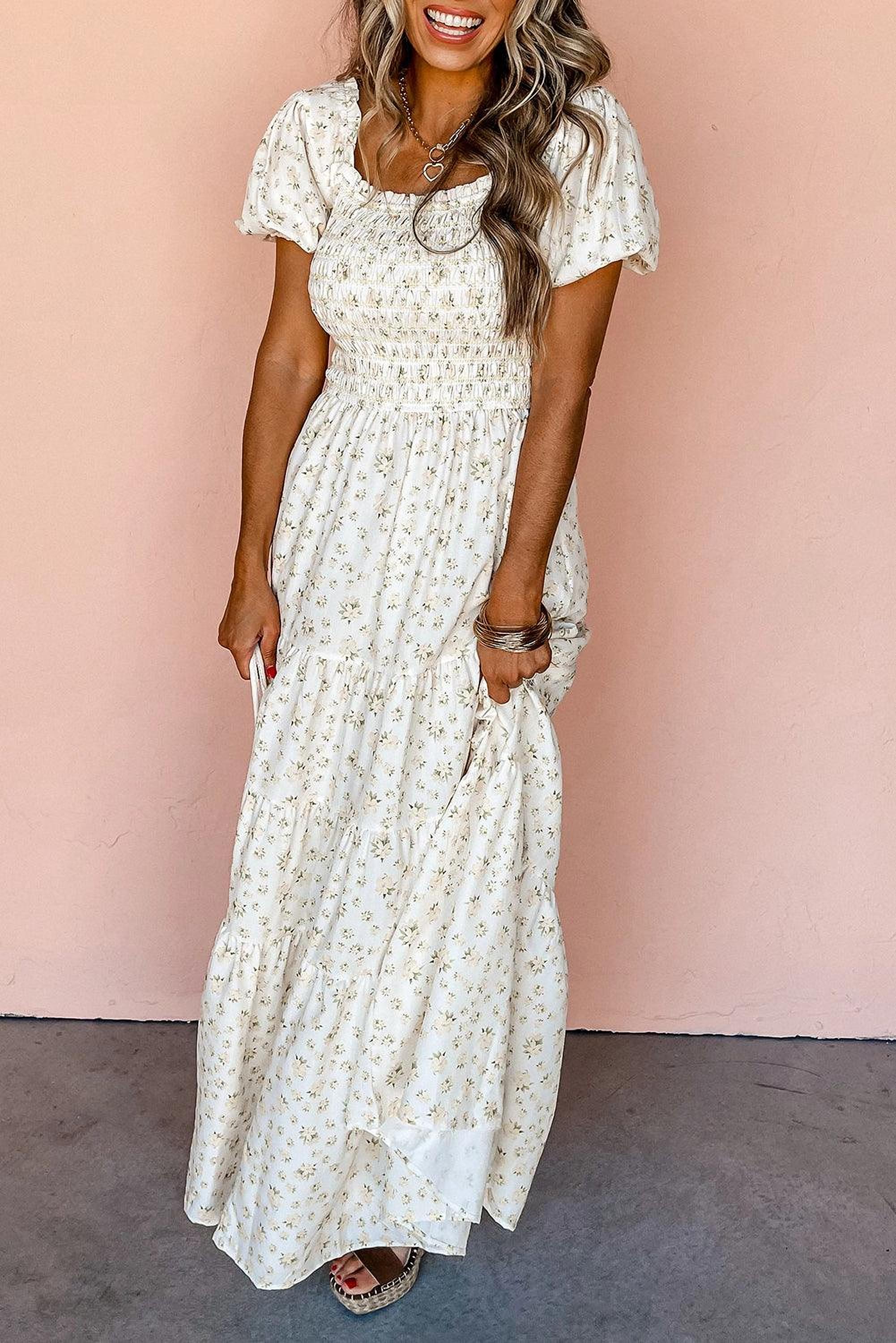 Robe maxi fleurie blanche à volants et corsage froncé
